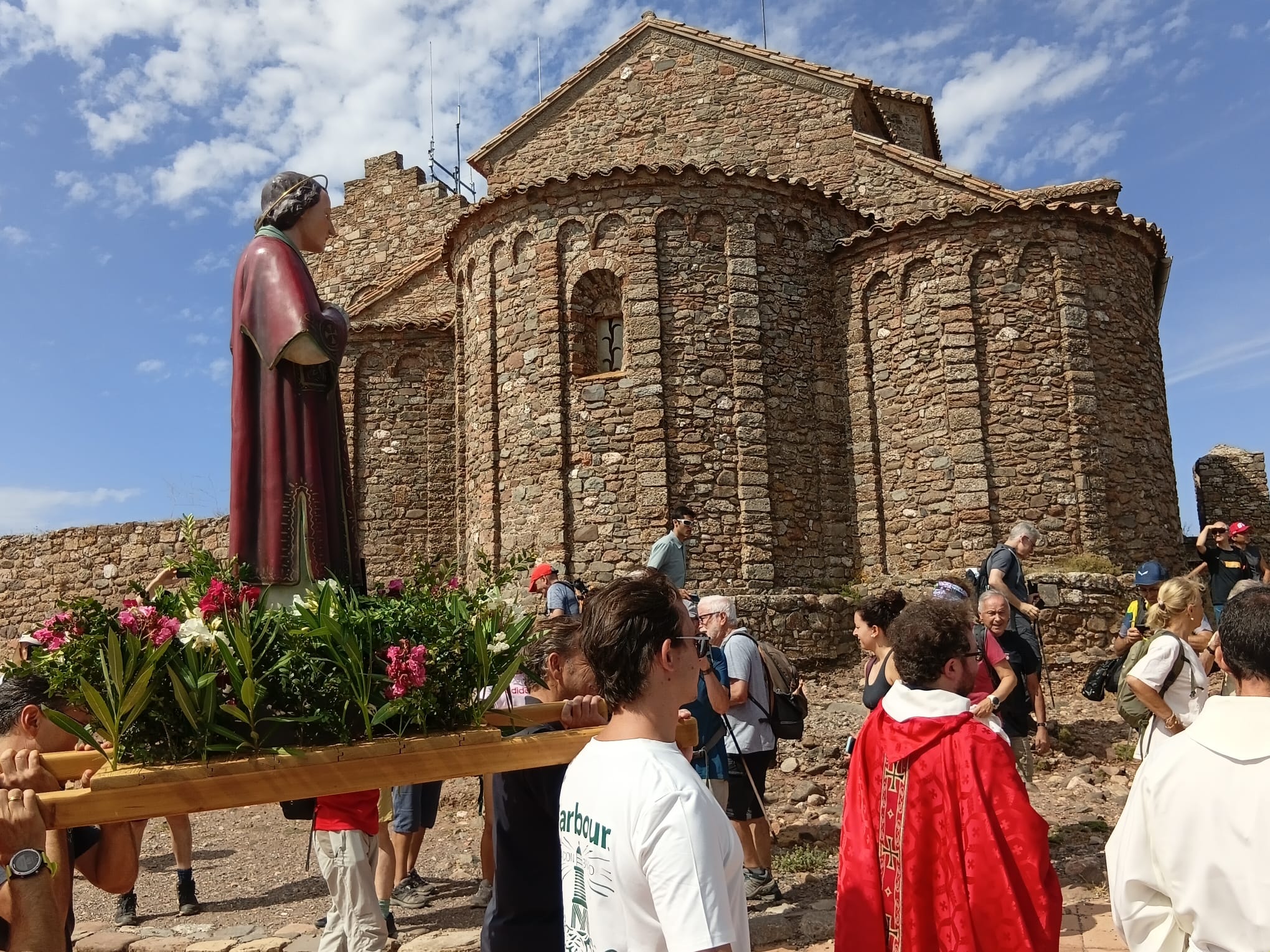 Un any més, pel dia 10 d’agost ha tingut lloc la Festa de Sant Llorenç a La Mola. La Comissió Organitzadora de la parròquia de Sant Joan de Matadepera ha convocat a la ciutadania aquest dilluns dalt del cim del Parc Natural de Sant Llorenç del Munt i l’Obac per recordar l’home que va ser posat en una graella i cremat viu. La celebració ha estat presidida pel mossèn Guillem López. Aquest any, s’ha comptat amb el suport de l’ADF, que ha ofert servei de transport des de Can Robert a Can Poble a les persones amb mobilitat reduïda. El ritual ha comptat amb la missa al Monestir i la processió, encapçalada pel sant i que enguany ha estat portada per homes, que han repartit i cantat els goigs. 