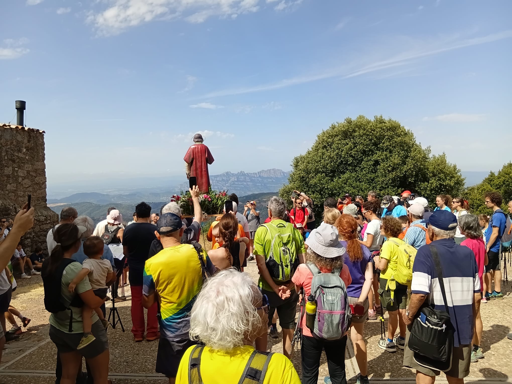 Un any més, pel dia 10 d’agost ha tingut lloc la Festa de Sant Llorenç a La Mola. La Comissió Organitzadora de la parròquia de Sant Joan de Matadepera ha convocat a la ciutadania aquest dilluns dalt del cim del Parc Natural de Sant Llorenç del Munt i l’Obac per recordar l’home que va ser posat en una graella i cremat viu. La celebració ha estat presidida pel mossèn Guillem López. Aquest any, s’ha comptat amb el suport de l’ADF, que ha ofert servei de transport des de Can Robert a Can Poble a les persones amb mobilitat reduïda. El ritual ha comptat amb la missa al Monestir i la processió, encapçalada pel sant i que enguany ha estat portada per homes, que han repartit i cantat els goigs. 