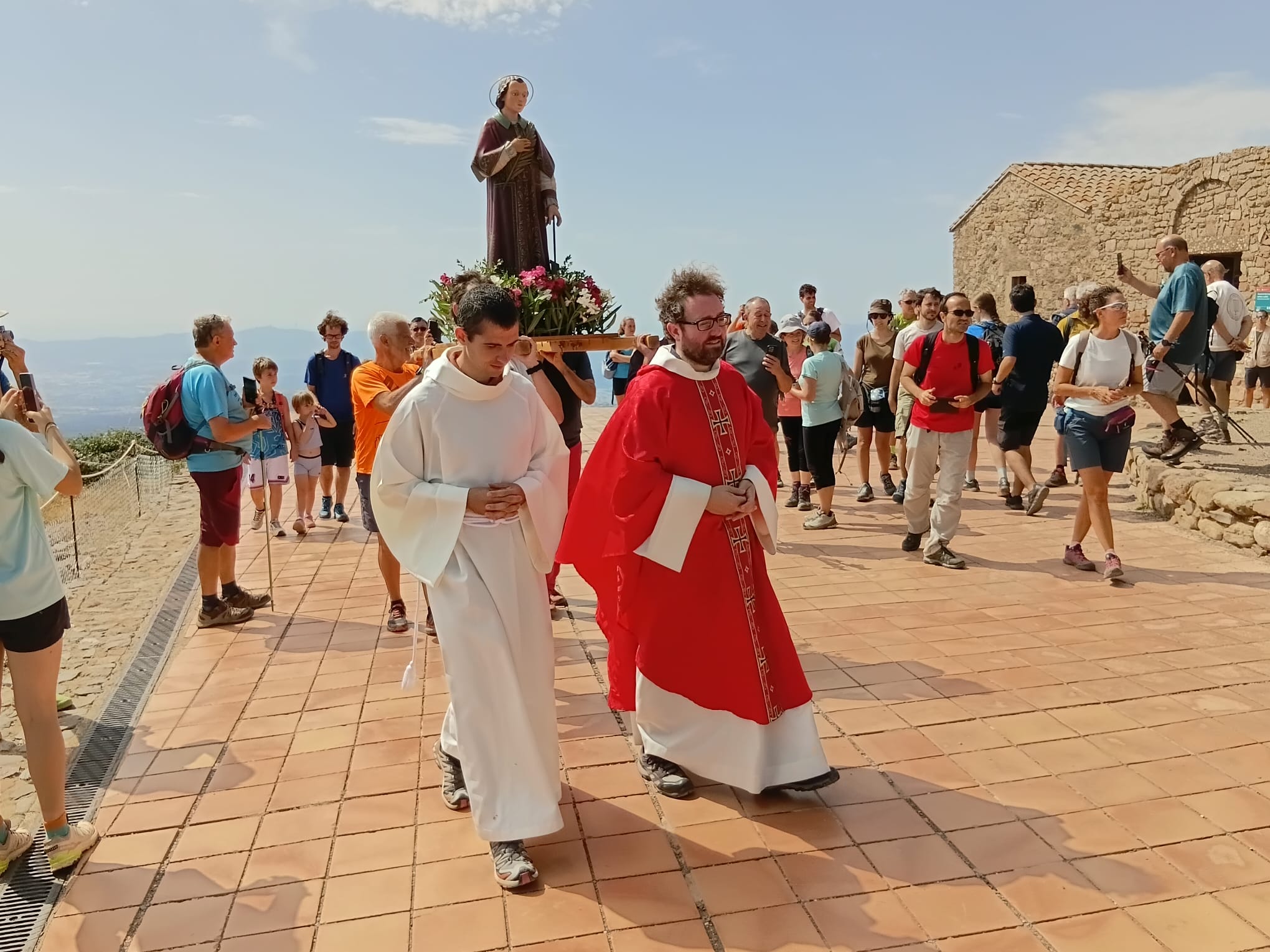 Un any més, pel dia 10 d’agost ha tingut lloc la Festa de Sant Llorenç a La Mola. La Comissió Organitzadora de la parròquia de Sant Joan de Matadepera ha convocat a la ciutadania aquest dilluns dalt del cim del Parc Natural de Sant Llorenç del Munt i l’Obac per recordar l’home que va ser posat en una graella i cremat viu. La celebració ha estat presidida pel mossèn Guillem López. Aquest any, s’ha comptat amb el suport de l’ADF, que ha ofert servei de transport des de Can Robert a Can Poble a les persones amb mobilitat reduïda. El ritual ha comptat amb la missa al Monestir i la processió, encapçalada pel sant i que enguany ha estat portada per homes, que han repartit i cantat els goigs. 