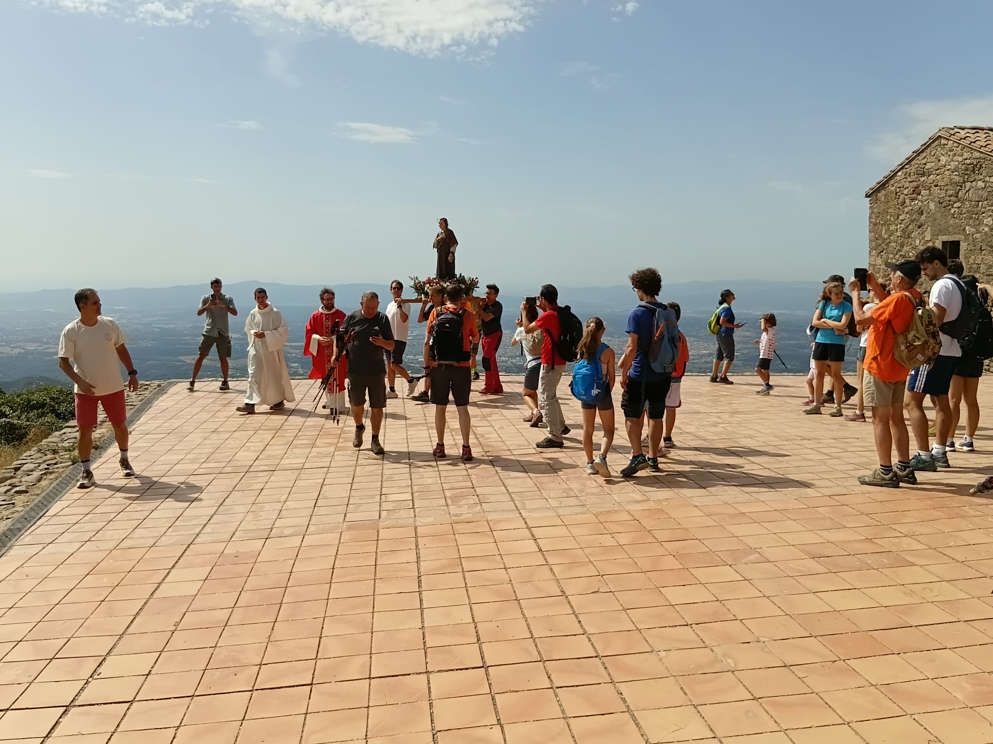 Un any més, pel dia 10 d’agost ha tingut lloc la Festa de Sant Llorenç a La Mola. La Comissió Organitzadora de la parròquia de Sant Joan de Matadepera ha convocat a la ciutadania aquest dilluns dalt del cim del Parc Natural de Sant Llorenç del Munt i l’Obac per recordar l’home que va ser posat en una graella i cremat viu. La celebració ha estat presidida pel mossèn Guillem López. Aquest any, s’ha comptat amb el suport de l’ADF, que ha ofert servei de transport des de Can Robert a Can Poble a les persones amb mobilitat reduïda. El ritual ha comptat amb la missa al Monestir i la processió, encapçalada pel sant i que enguany ha estat portada per homes, que han repartit i cantat els goigs. 