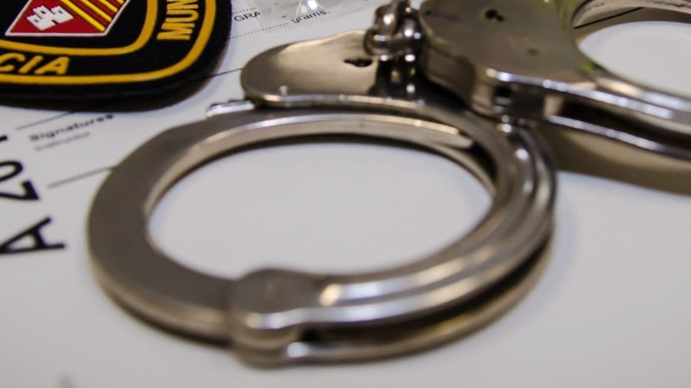 Manilles de la Policia Municipal de Terrassa per a les seves detencions | PM Terrassa