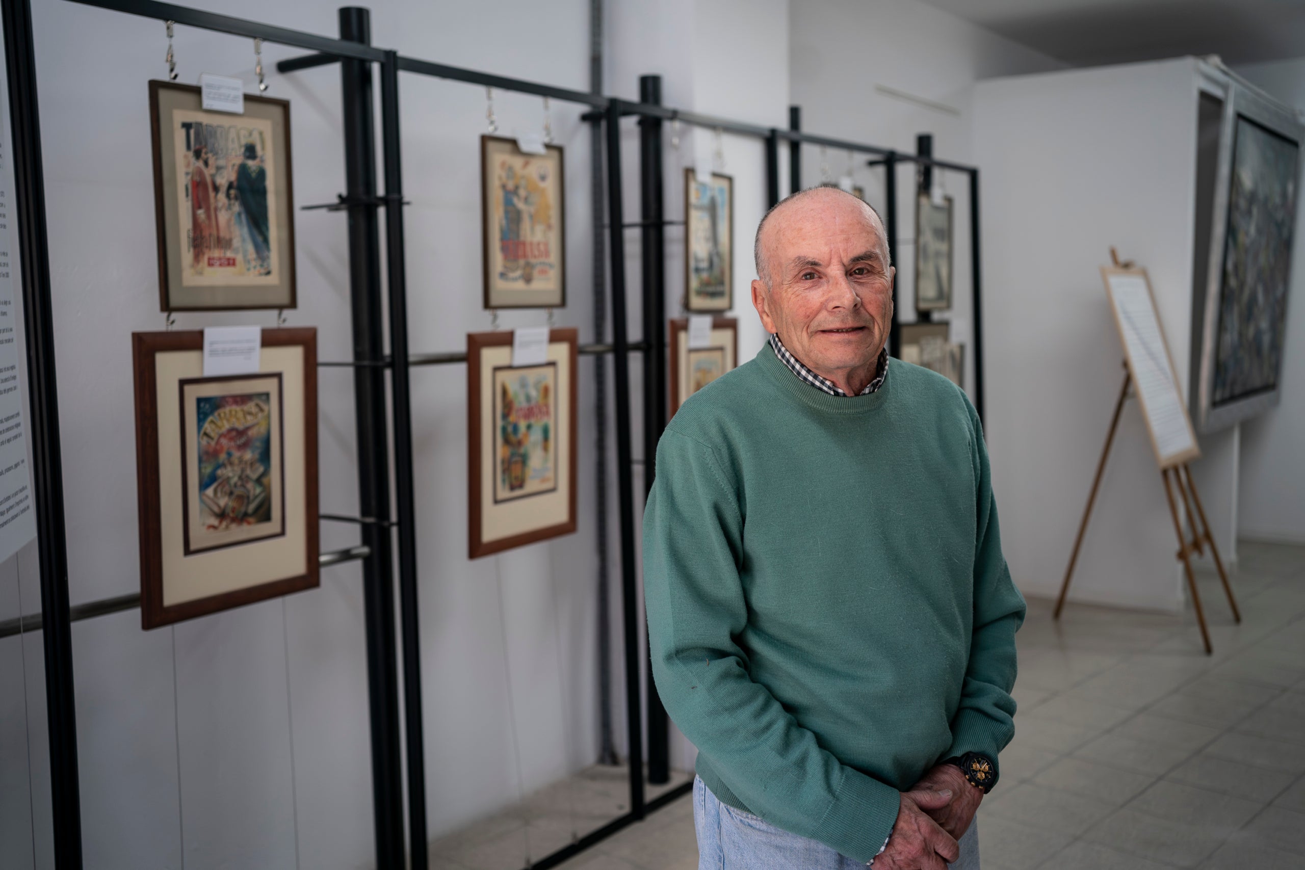 El col·leccionista Jordi Planas al seu magatzem del barri de Sant Pere, on hi conserva més de 1.200 obres d'art català modern i d'autors terrassencs | Mireia Comas