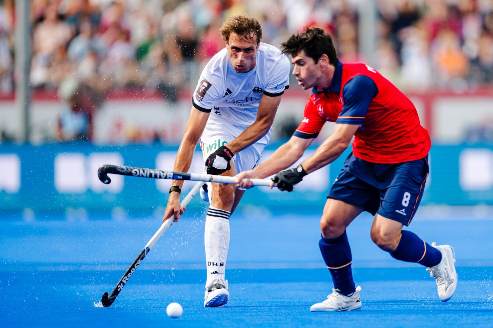 El terrassenc Marc Recasens lluitant per una pilota davant el seu contrincant en la final perduda 0-1 contra Alemanya del Mundial d'hoquei sobre herba | WORLDSPORTPICS/Will Palmer