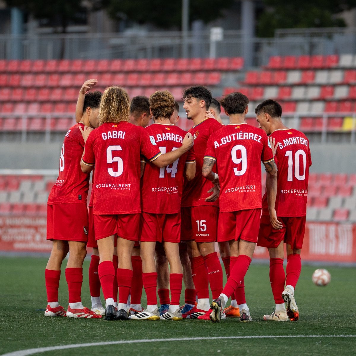 Els jugadors del Terrassa celebren un dels gols en la victòria en partit amistós 4-0 contra el Badalona a l'Estadi Olímpic dissabte passat | Terrassa FC