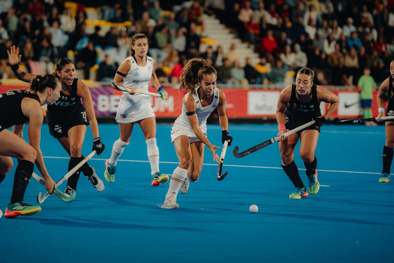Derrota de la selecció espanyola femenina d'hoquei contra l'Argentina per 3-0 en la primera trobada de la segona fase del Mundial 2026 | RFEH
