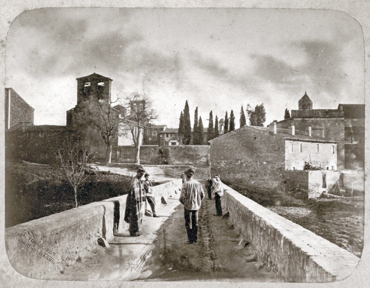 El burot, amb la seva característica manta de quadres i la gorra de plat, el 1881 | AV Antic Poble de Sant Pere
