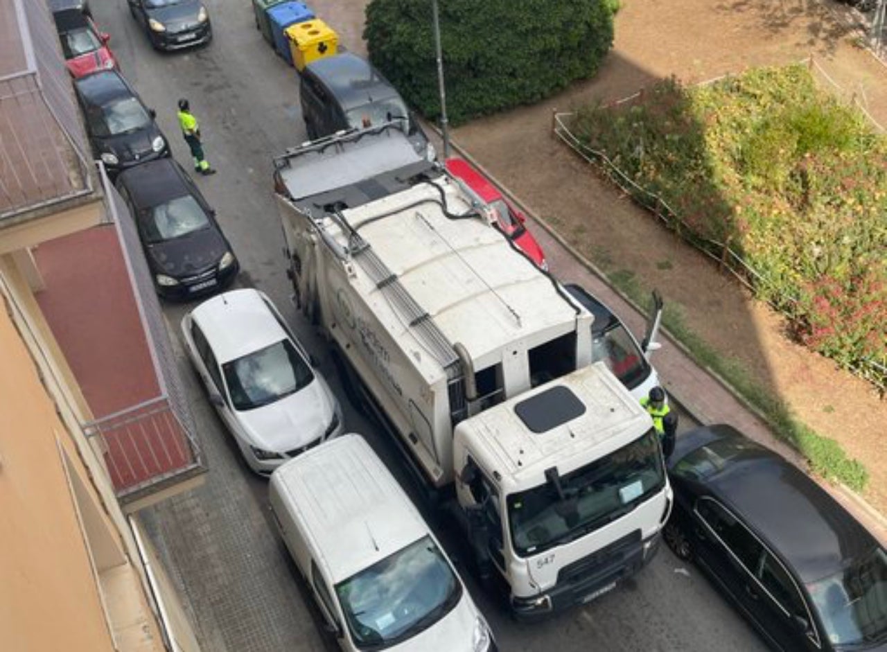 Un dels camions 'atrapats' a la placeta Freixa i Argemí | X. Madico