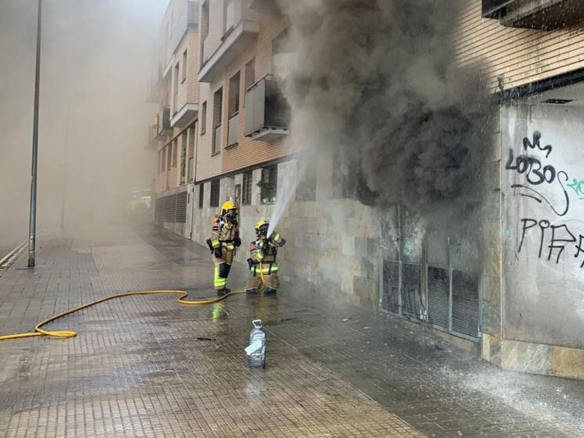Gran desplegament de Bombers per l'incendi d'un transformador a Terrassa | Bombers