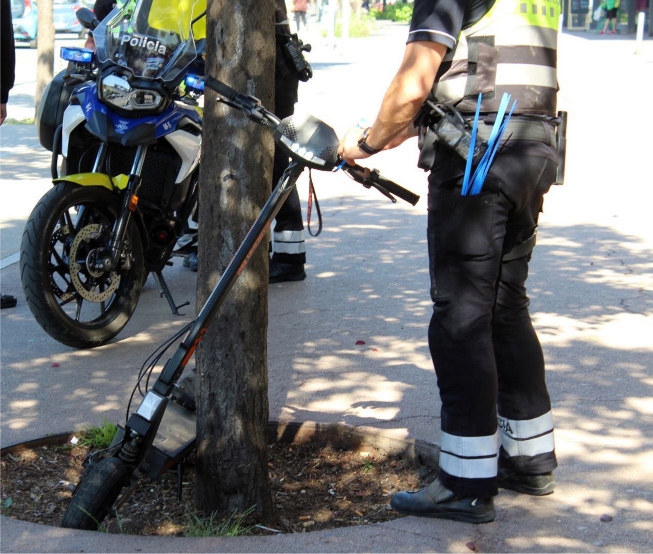 La Policia Municipal de Terrassa aturant una persona amb un VMP | Policia Municipal de Terrassa
