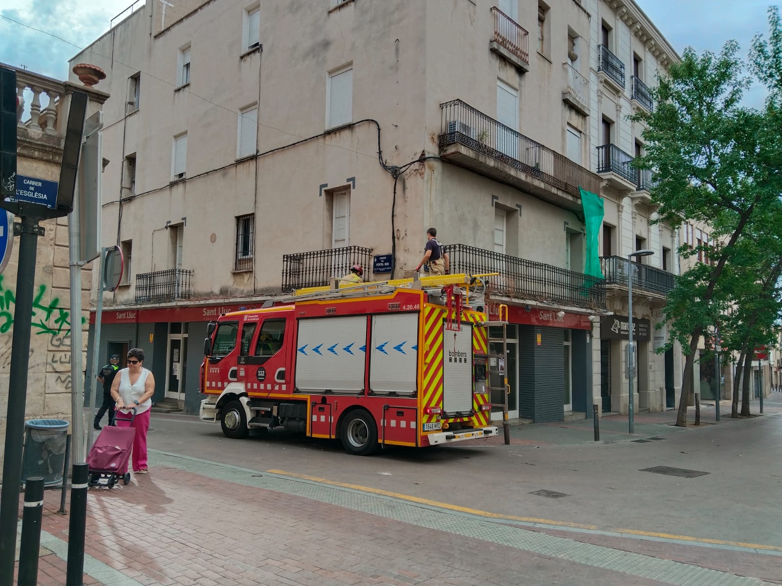 Els Bombers intervenen en un voladís del carrer del Portal Nou amb la Rutlla de Terrassa que amenaçava caure | Montse Favà