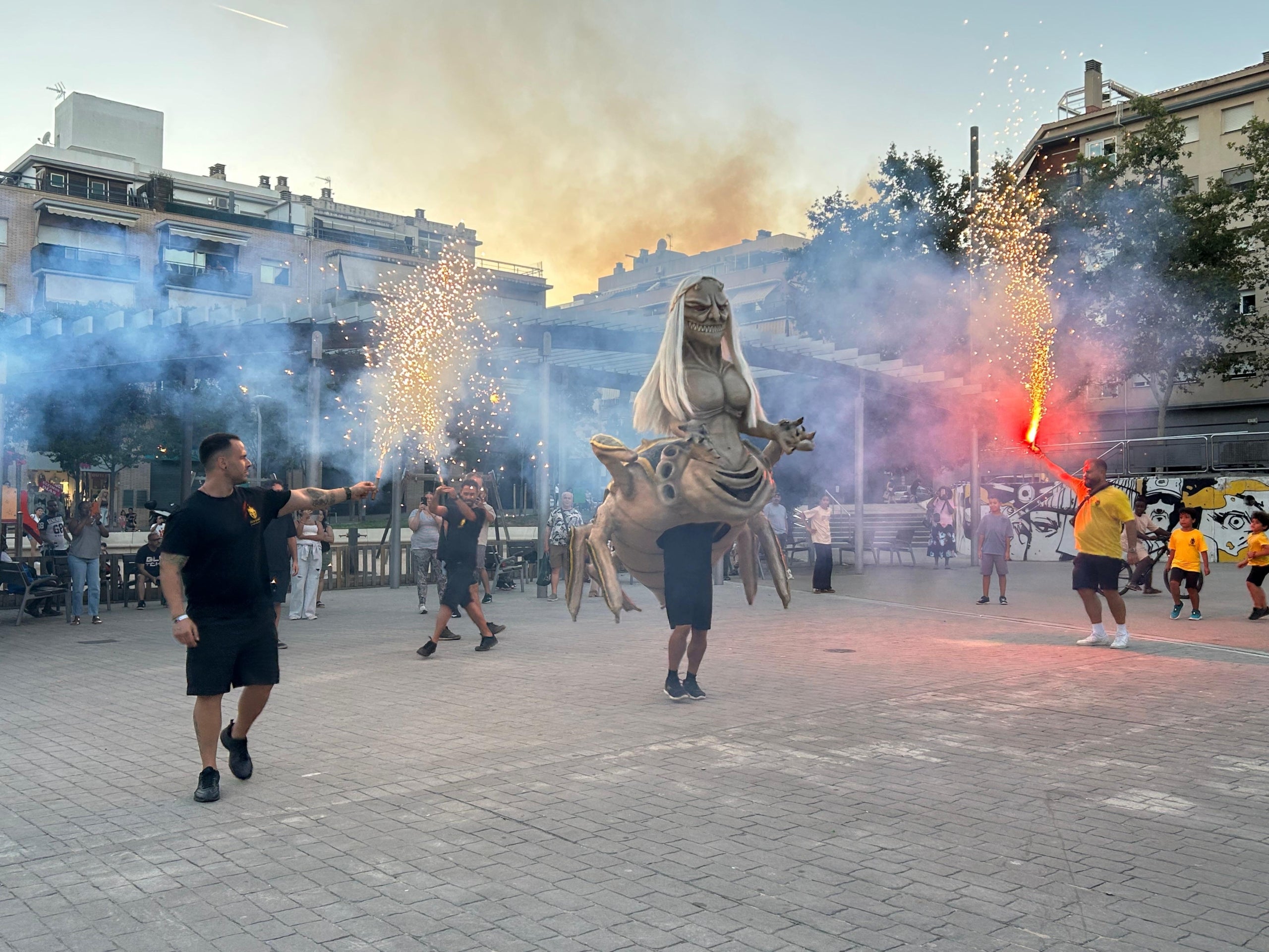 La Morgana, en la seva reaparició aquest dissabte a la plaça del Primer de Maig, després que els Diables de Sant Pere Nord de Terrassa l'hagin parcialment reparada de l'atac que va patir dins el seu local a principis d'agost | Aj. Terrassa