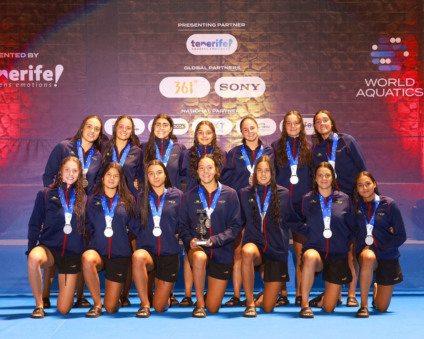 La selecció espanyola de waterpolo femení sub-18, amb la seva medalla plata al Mundial de Tenerife | RFEN