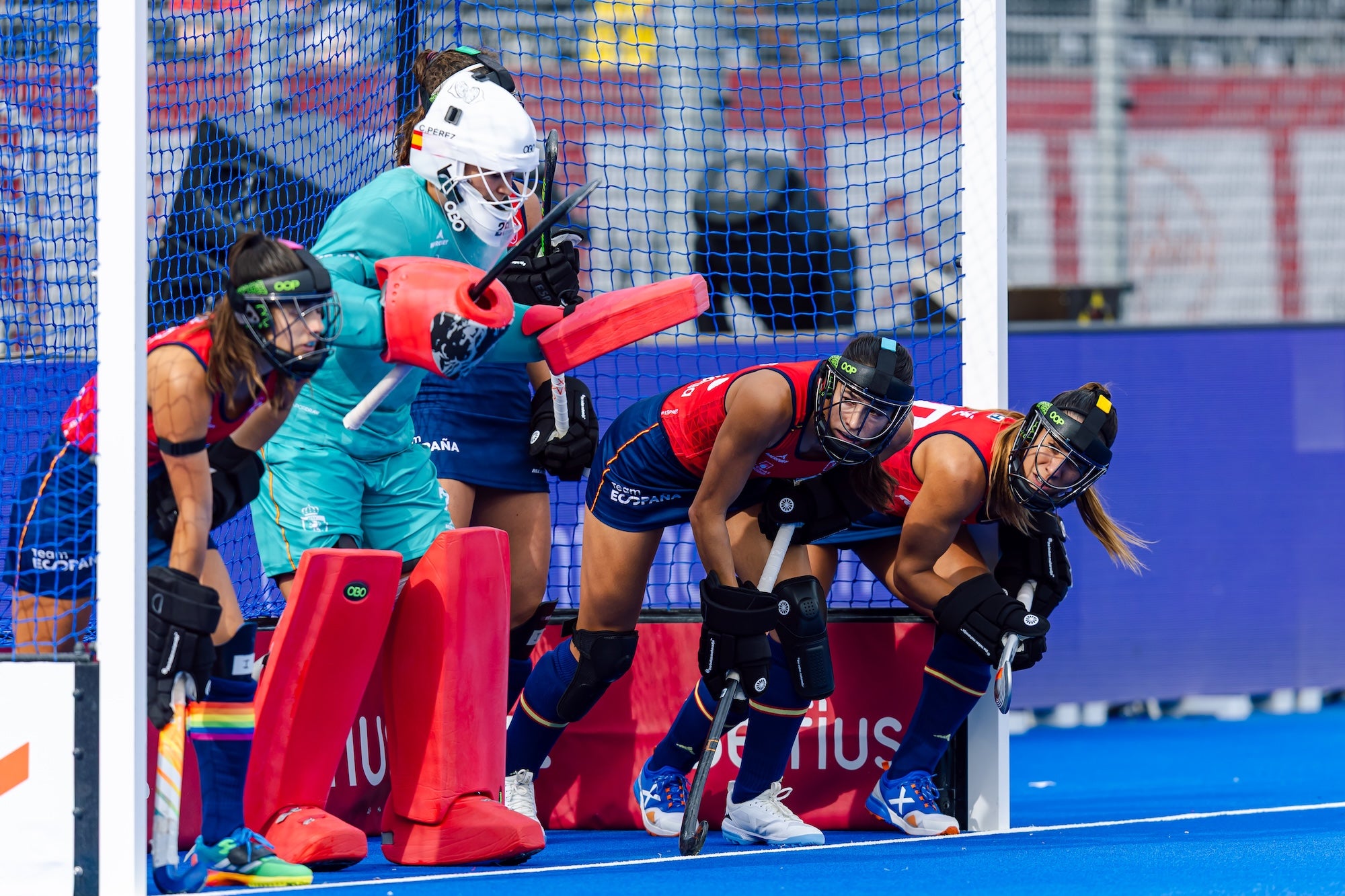 La selecció espanyola femenina defensant un penal córner, amb la portera terrassenca Clara Pérez, en la derrota contra a Alemanya del Mundial d'hoquei sobre herba | WORLDSPORTPICS/Rodrigo Jaramillo