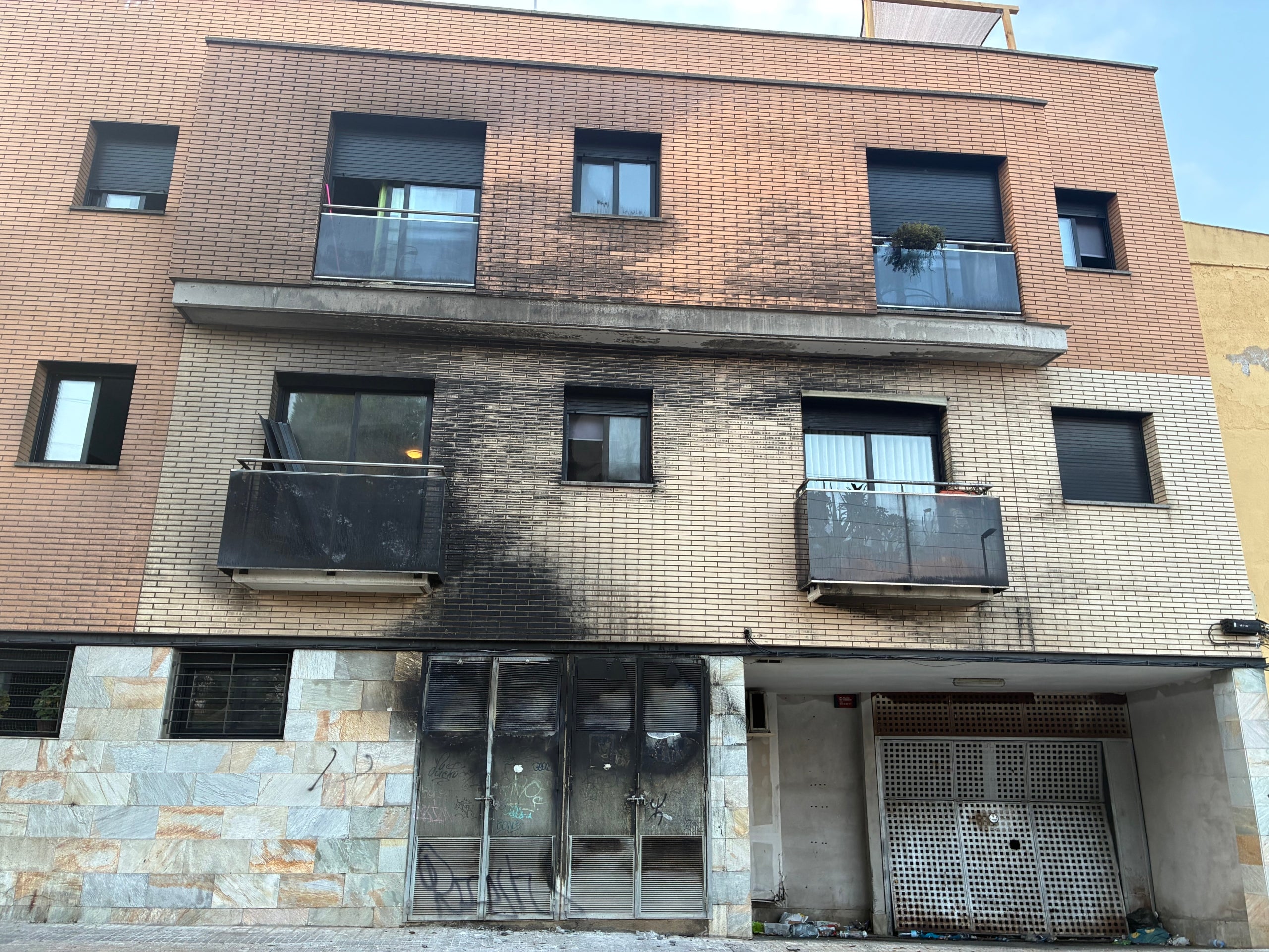 L'edifici de dues plantes de l'avinguda del Vallès, al barri de Les Fonts, on es va incendiar l'armari d'un transformador i on s'ha descobert una plantació de marihuana en un pis | Vicenç Batalla