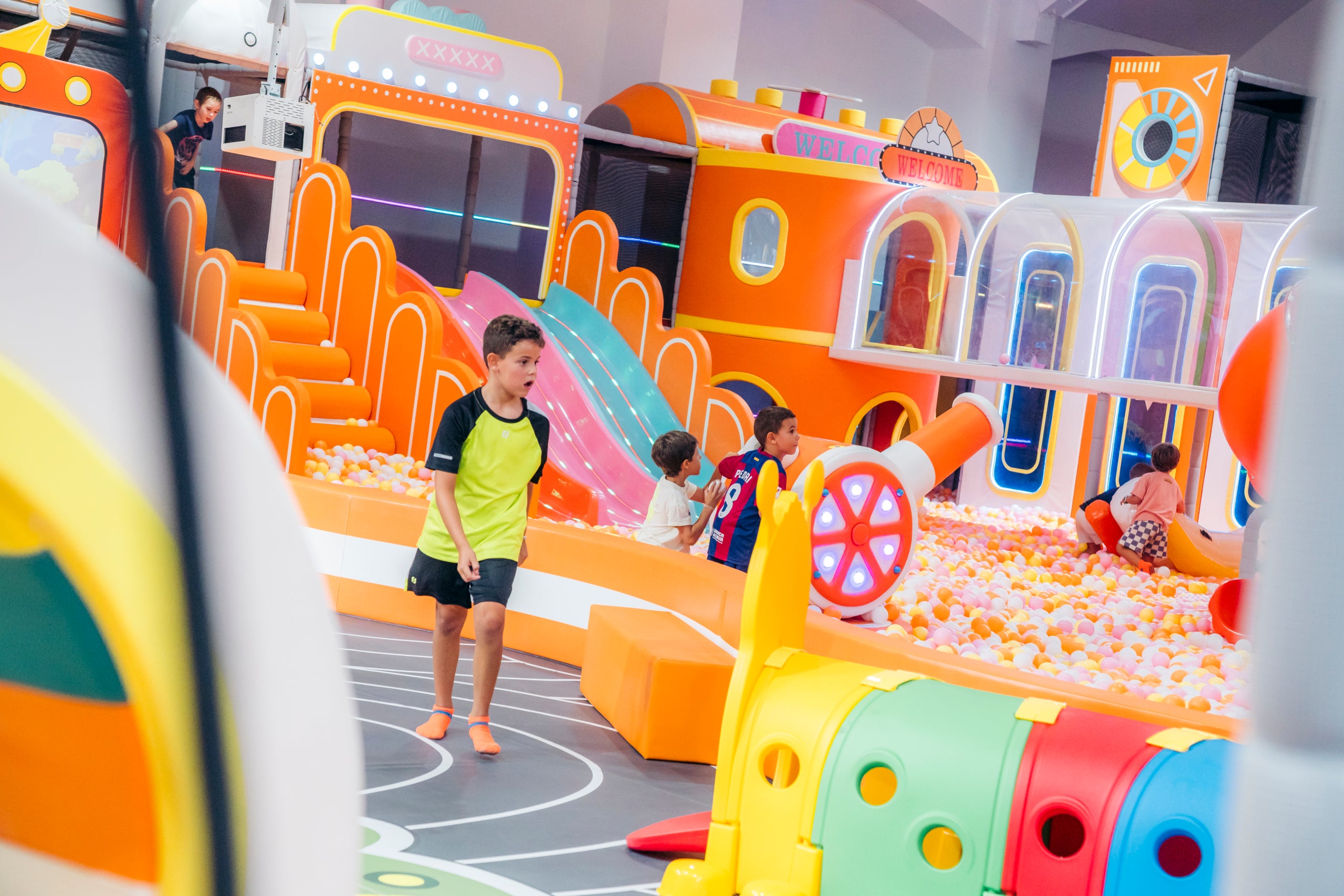 Nens jugant al Happylandia Park Terrassa, que renova el seu parc infantil indoor | Happylandia Park