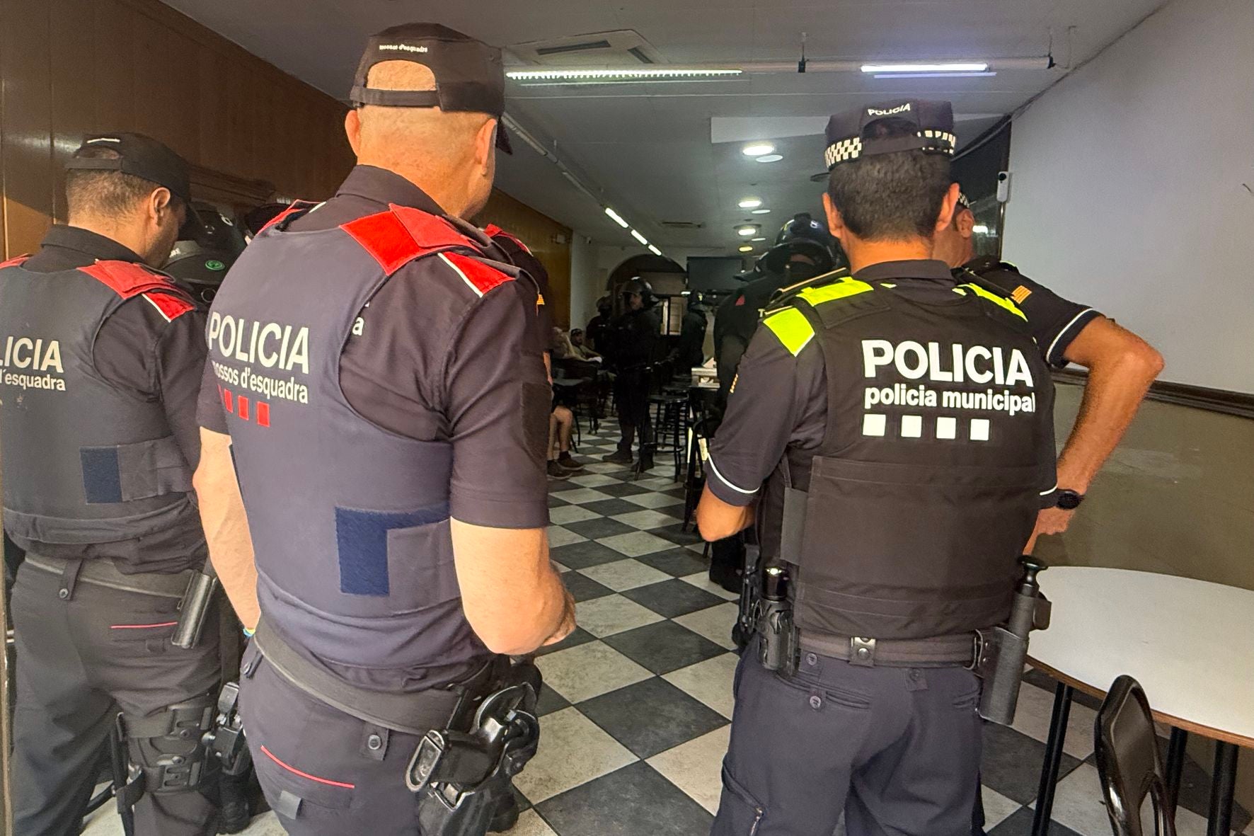 Operatiu conjunt dels Mossos d'Esquadra i la Policia Municipal de Terrassa en un bar del carrer de Gandia, a La Maurina, per presumpta venda de drogues | Aj. Terrassa