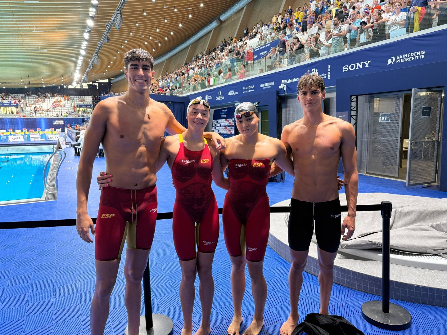 El quartet del 4×100 lliure mixte espanyol, amb Pérez Godoy i Luca Hoek | RFEN Aquatics