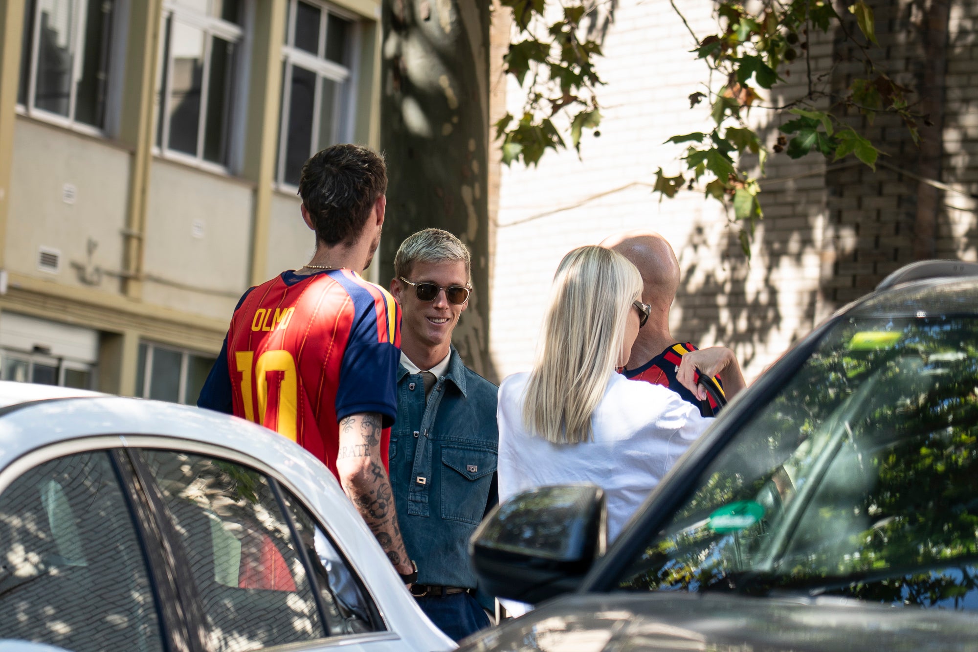 L’Ajuntament de Terrassa ha rebut aquest dimecres dia 2 de setembre el futbolista terrassenc Dani Olmo, després que aquest s’hagi proclamat campió del Món amb la selecció espanyola de la Copa Mundial de Futbol 2026, celebrada aquest estiu als Estats Units, Canadà i Mèxic. El jugador ha estat rebut per representants d'autoritats locals i l'alcalde, i ha signat en el Llibre de la ciutat. Després d'una reunió al despatx d'alcaldia, ha sortit al balcó de l'Ajuntament a saludar les desenes de persones que s'hi han aplegat. Olmo ha exhibit la medalla i el trofeu, i ha agraït la càlida rebuda dels terrassencs.