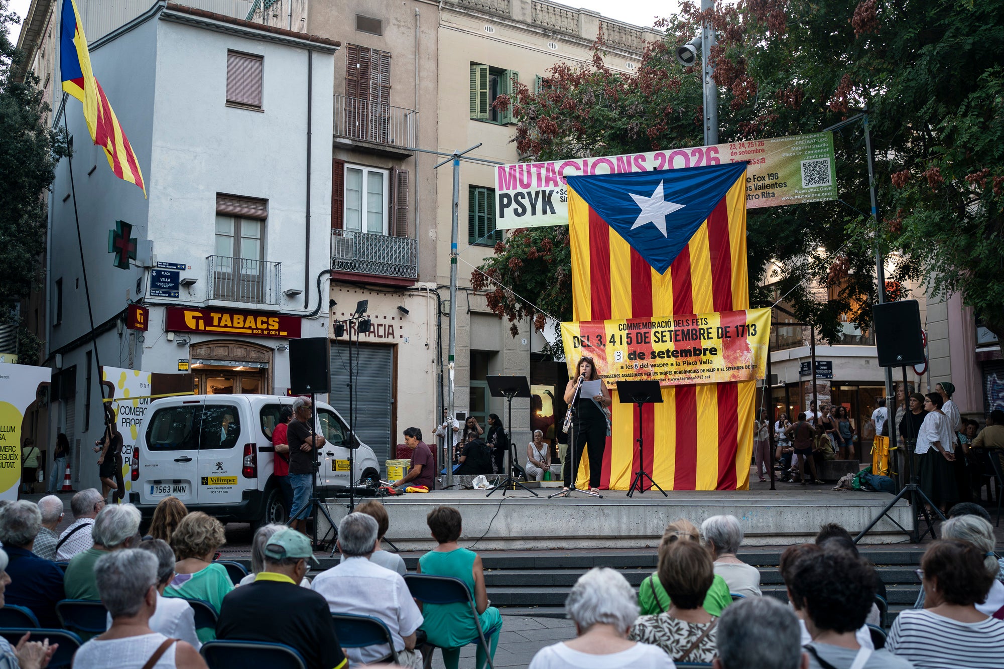 La plaça Vella de Terrassa ha acollit aquest dijous, l'acte de commemoració dels Fets del 3, 4 i 5 de setembre de 1713. Convocat per ANC, Consell per la República, Òmnium i Cants de Llibertat, ha comptat amb la participació de convidats vinguts des de Menorcs i grups de cultura popular de Terrassa. L'efemèride commemora els fets que van tenir aquells dies, amb l’incendi i saqueig de la vila de Terrassa en el marc de la Guerra de Successió, quan les tropes borbòniques de Felip V, comandades pel general Feliciano Bracamonte, van passar per les armes la vila de Terrassa.