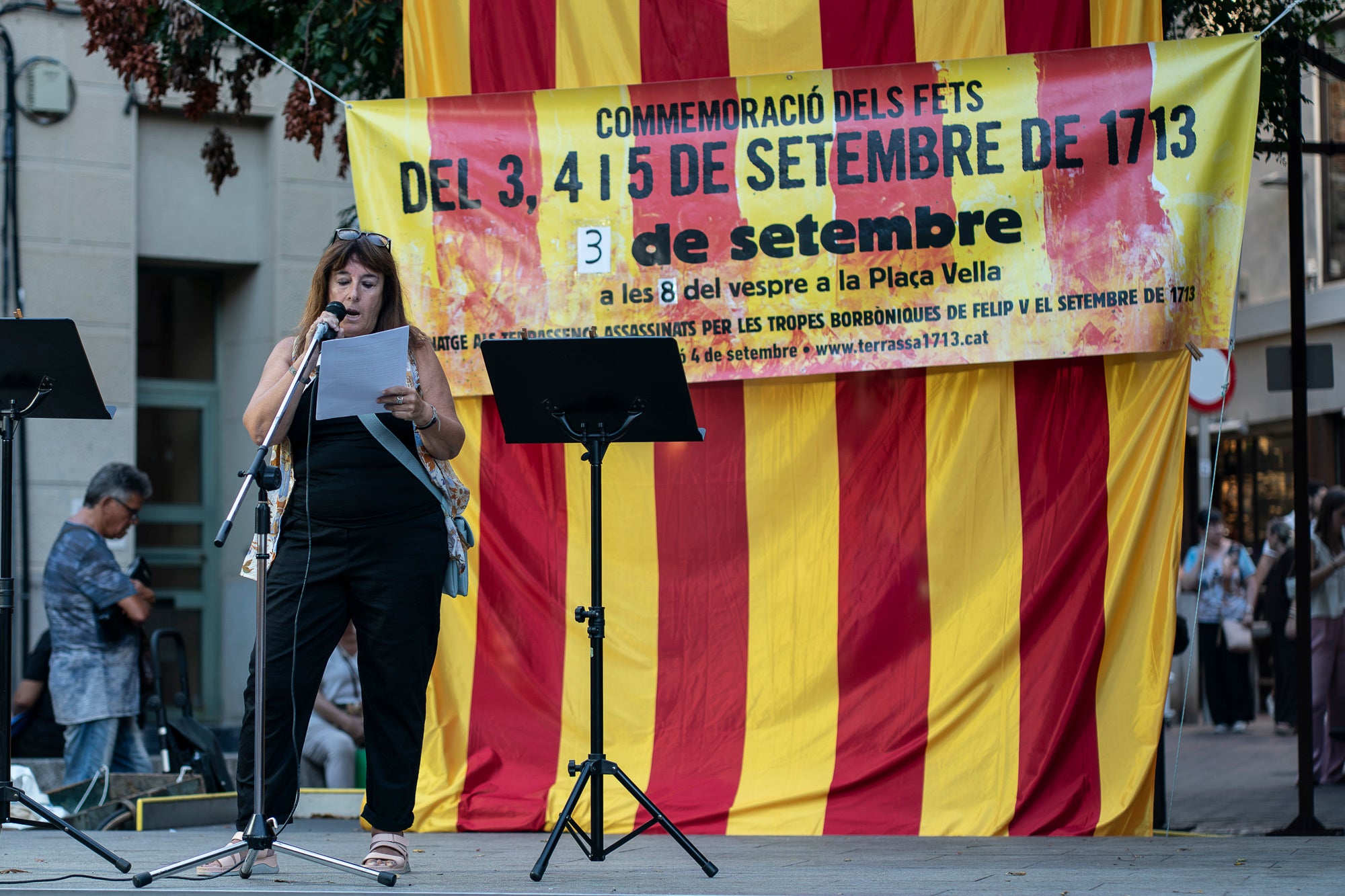 La plaça Vella de Terrassa ha acollit aquest dijous, l'acte de commemoració dels Fets del 3, 4 i 5 de setembre de 1713. Convocat per ANC, Consell per la República, Òmnium i Cants de Llibertat, ha comptat amb la participació de convidats vinguts des de Menorcs i grups de cultura popular de Terrassa. L'efemèride commemora els fets que van tenir aquells dies, amb l’incendi i saqueig de la vila de Terrassa en el marc de la Guerra de Successió, quan les tropes borbòniques de Felip V, comandades pel general Feliciano Bracamonte, van passar per les armes la vila de Terrassa.