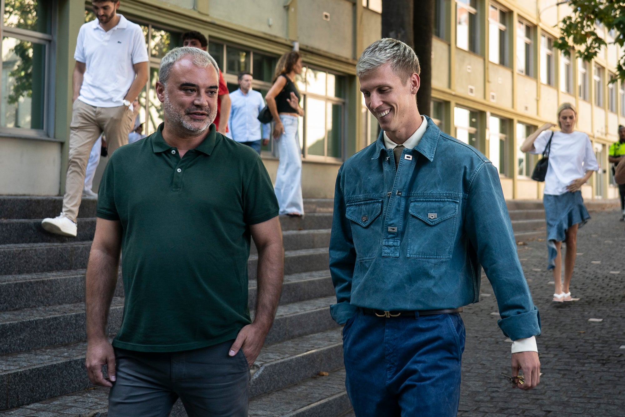 L’Ajuntament de Terrassa ha rebut aquest dimecres dia 2 de setembre el futbolista terrassenc Dani Olmo, després que aquest s’hagi proclamat campió del Món amb la selecció espanyola de la Copa Mundial de Futbol 2026, celebrada aquest estiu als Estats Units, Canadà i Mèxic. El jugador ha estat rebut per representants d'autoritats locals i l'alcalde, i ha signat en el Llibre de la ciutat. Després d'una reunió al despatx d'alcaldia, ha sortit al balcó de l'Ajuntament a saludar les desenes de persones que s'hi han aplegat. Olmo ha exhibit la medalla i el trofeu, i ha agraït la càlida rebuda dels terrassencs.