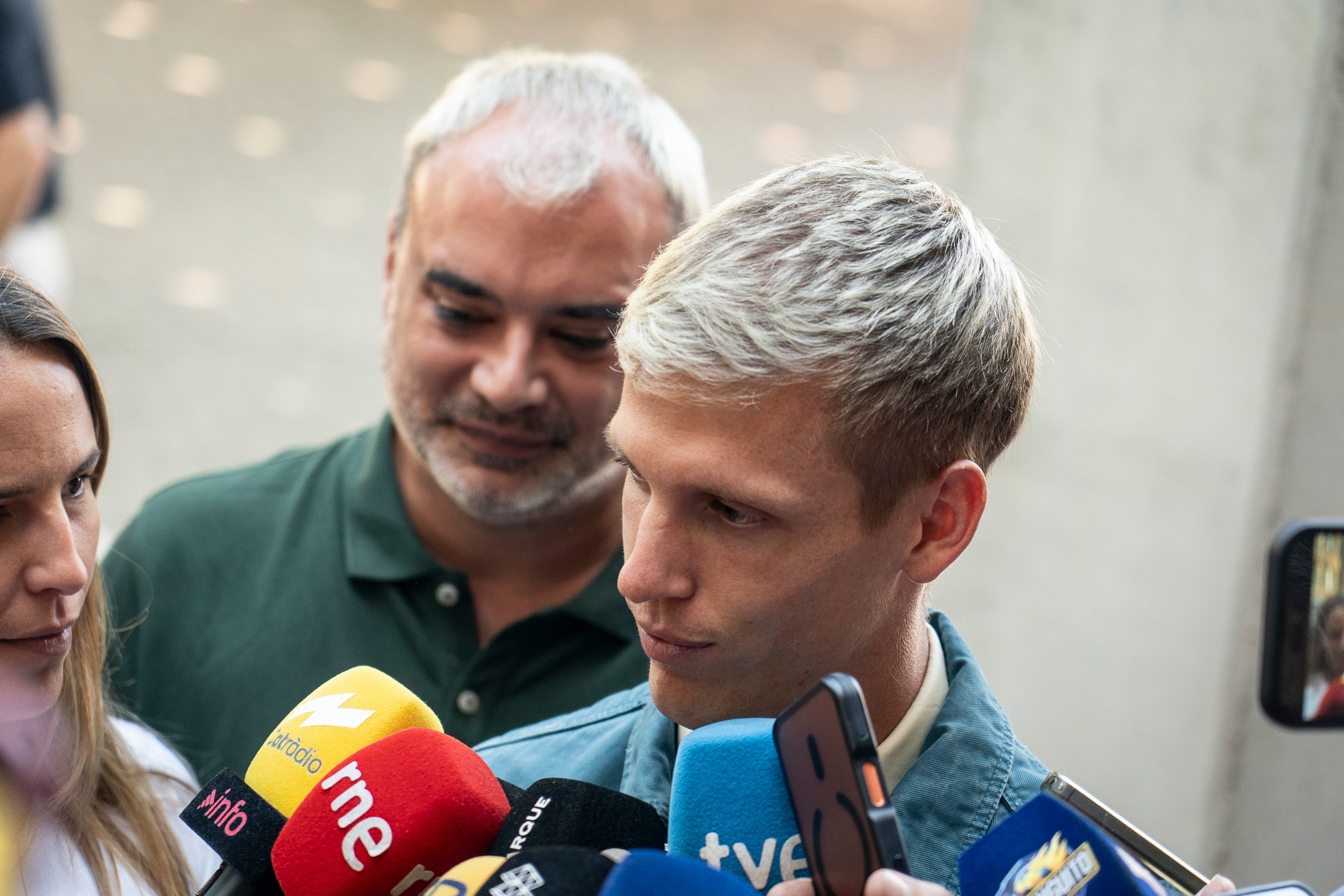 L’Ajuntament de Terrassa ha rebut aquest dimecres dia 2 de setembre el futbolista terrassenc Dani Olmo, després que aquest s’hagi proclamat campió del Món amb la selecció espanyola de la Copa Mundial de Futbol 2026, celebrada aquest estiu als Estats Units, Canadà i Mèxic. El jugador ha estat rebut per representants d'autoritats locals i l'alcalde, i ha signat en el Llibre de la ciutat. Després d'una reunió al despatx d'alcaldia, ha sortit al balcó de l'Ajuntament a saludar les desenes de persones que s'hi han aplegat. Olmo ha exhibit la medalla i el trofeu, i ha agraït la càlida rebuda dels terrassencs.