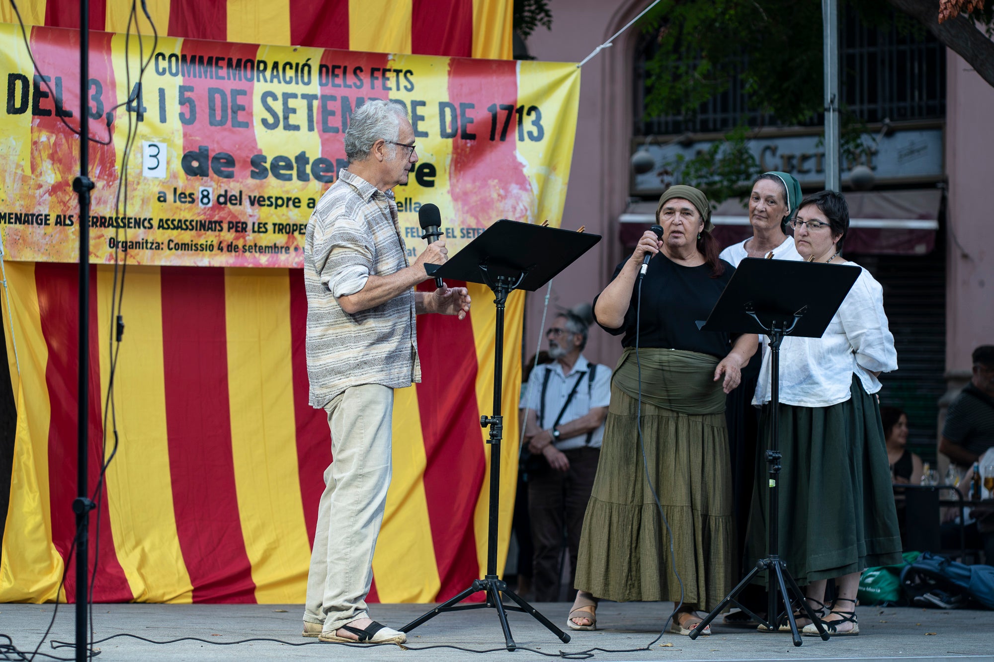 La plaça Vella de Terrassa ha acollit aquest dijous, l'acte de commemoració dels Fets del 3, 4 i 5 de setembre de 1713. Convocat per ANC, Consell per la República, Òmnium i Cants de Llibertat, ha comptat amb la participació de convidats vinguts des de Menorcs i grups de cultura popular de Terrassa. L'efemèride commemora els fets que van tenir aquells dies, amb l’incendi i saqueig de la vila de Terrassa en el marc de la Guerra de Successió, quan les tropes borbòniques de Felip V, comandades pel general Feliciano Bracamonte, van passar per les armes la vila de Terrassa.