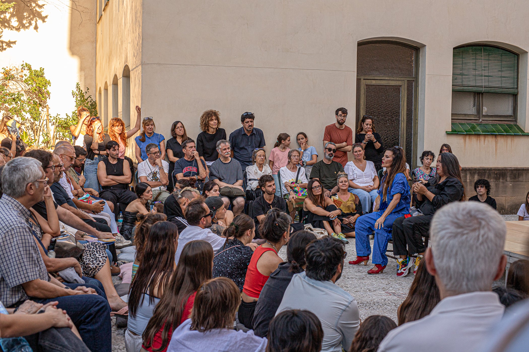 El Festival TNT de nous formats escènics de Terrassa celebrarà la seva 19a edició del 24 al 26 de setembre. El festival reunirà 18 propostes d'artistes emergents i consolidats, entre les quals cinc estrenes sorgides del seu programa de residències, sis espectacles gratuïts a l'espai públic i diverses propostes internacionals. Aquest divendres, hem pogut gaudir de tres dels sis espectacles a l'aire lliure ⁠‘Taranto aleatorio’, La Chani, a la Casa Alegre de Sagrera; ⁠⁠’Granotes al cel, aigua a la terra’, Banda Esfèrica, a la plaça Vella; i ⁠la videoinstal·lació ‘⁠La luz del lobo no pesa’, Aurora Bauzà & Pere Jou + Jou Serra al parc de Vallparadís