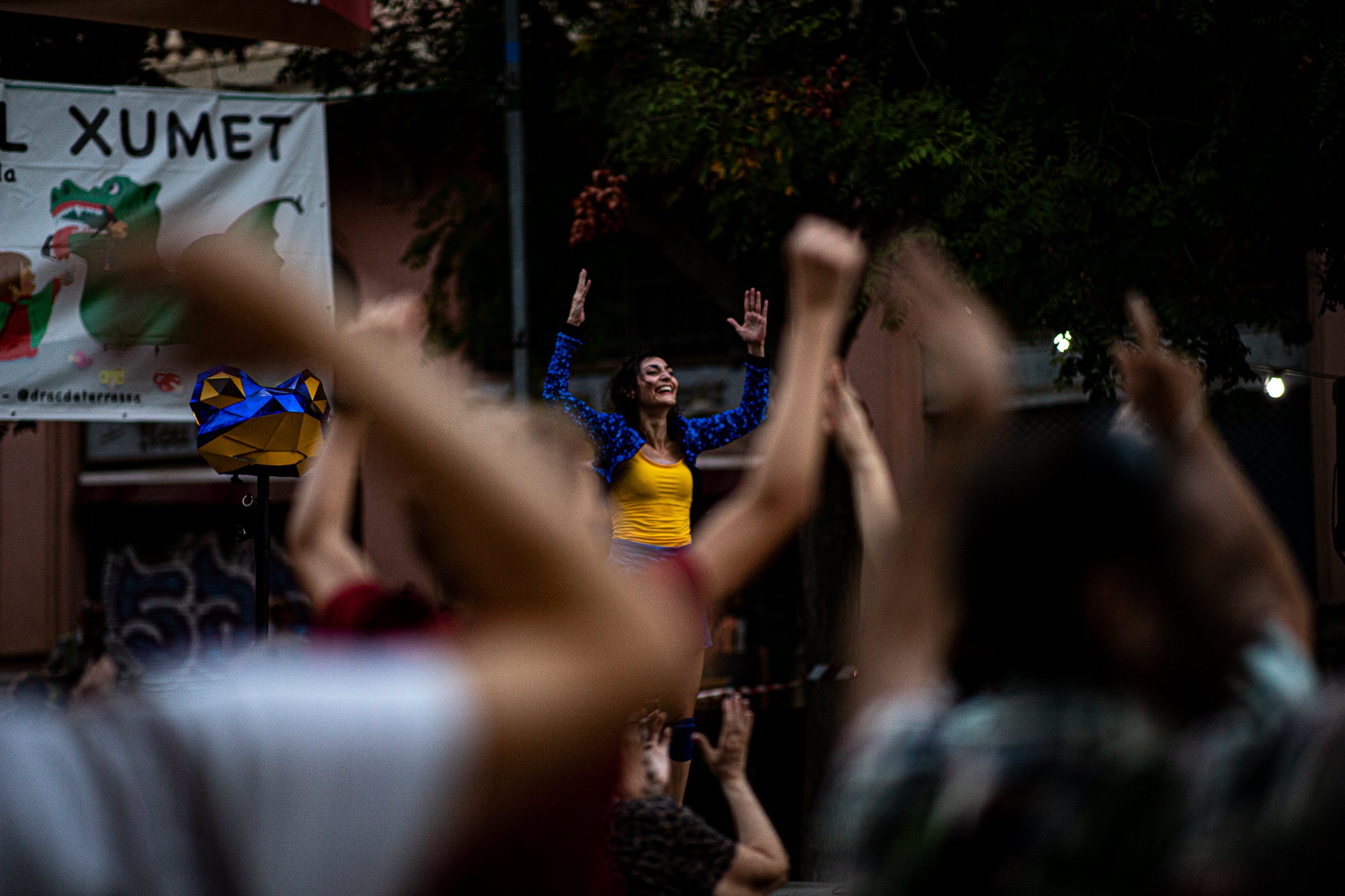 El Festival TNT de nous formats escènics de Terrassa celebrarà la seva 19a edició del 24 al 26 de setembre. El festival reunirà 18 propostes d'artistes emergents i consolidats, entre les quals cinc estrenes sorgides del seu programa de residències, sis espectacles gratuïts a l'espai públic i diverses propostes internacionals. Aquest divendres, hem pogut gaudir de tres dels sis espectacles a l'aire lliure ⁠‘Taranto aleatorio’, La Chani, a la Casa Alegre de Sagrera; ⁠⁠’Granotes al cel, aigua a la terra’, Banda Esfèrica, a la plaça Vella; i ⁠la videoinstal·lació ‘⁠La luz del lobo no pesa’, Aurora Bauzà & Pere Jou + Jou Serra al parc de Vallparadís