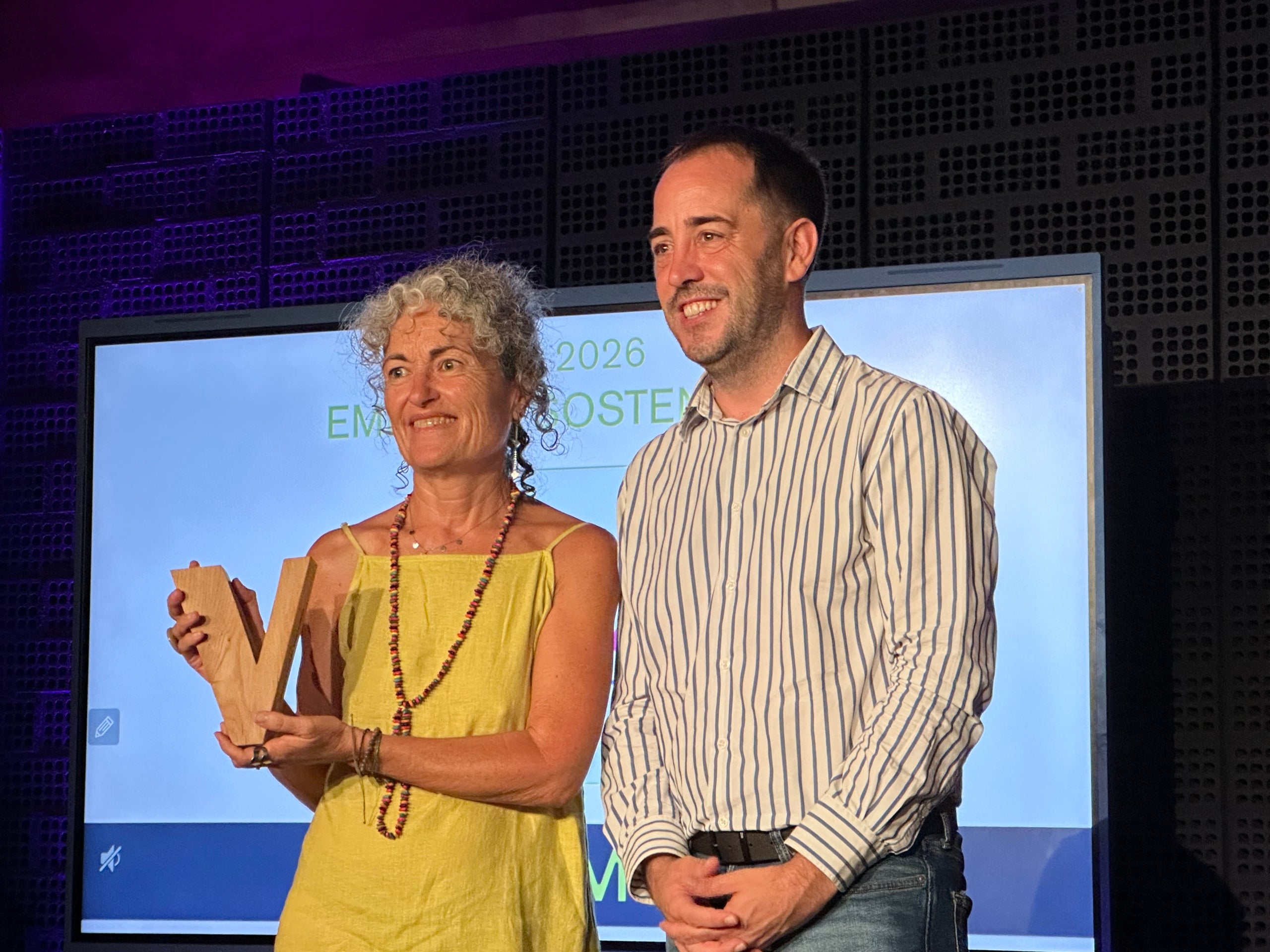 El regidor de Comerç de Terrassa, Xavier Cardona, lliurant el Barcelona Vegan Award en la categoria d'empresa sostenible a Algamar | Aj. Terrassa
