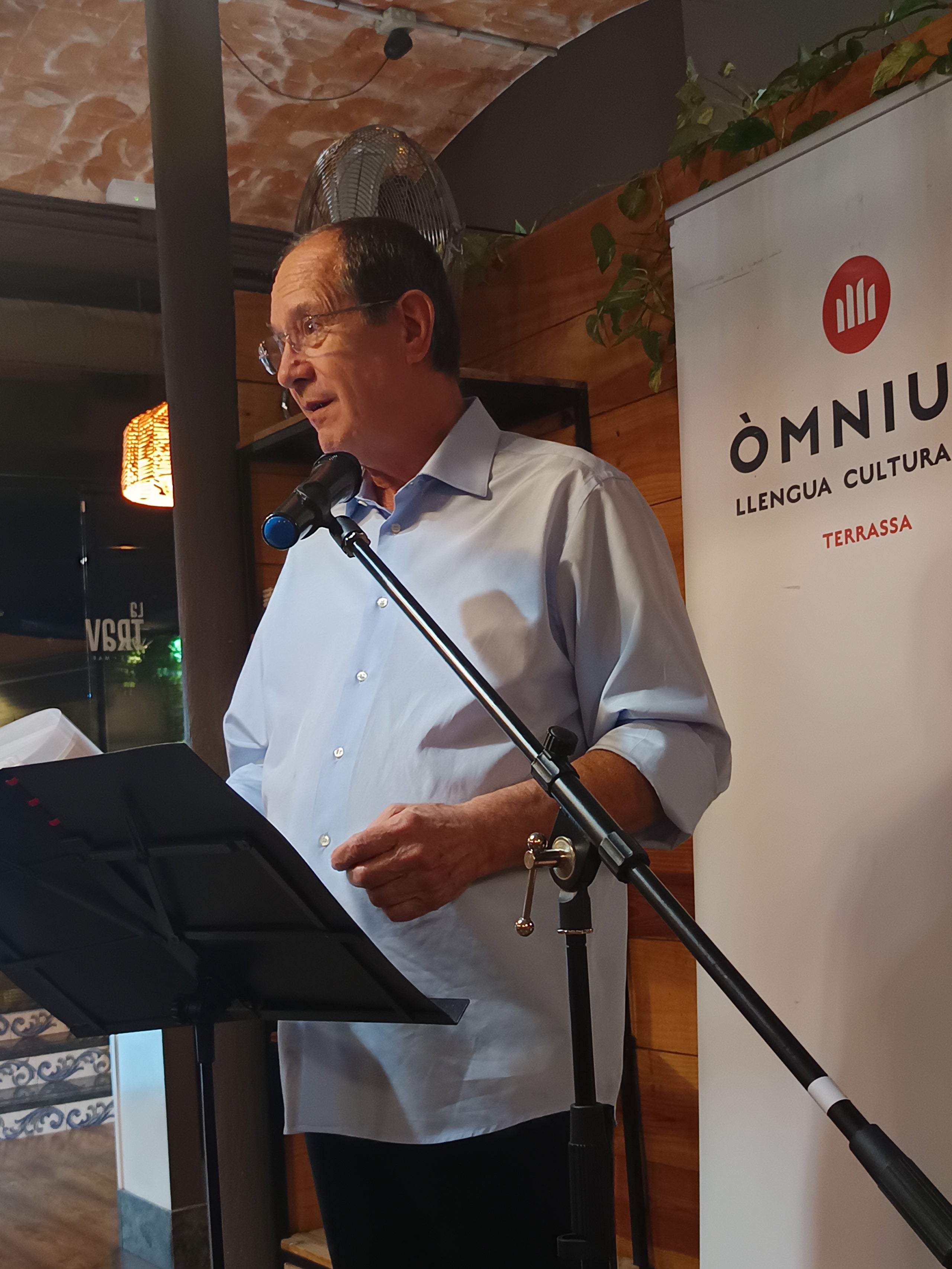 Aquest passat dijous, dia 17 de setembre, Òmnium ha celebrat per quart any consecutiu el sopar en homenatge a Vicent Andrés Estellés. En aquesta ocasió hem triat el restaurant La Traviesa del Passeig del Vapor Gran de Terrassa. El menú presentat combinava uns plats amb ingredients valencians i catalans. La jornada va comptar amb la presència d'una trentena de persones, entre organitzadors, membres de la Junta Òmnium Terrassa, socis d'Òmnium, representants de diferents entitats de la ciutat i poetes terrassencs | Òmnium Terrassa