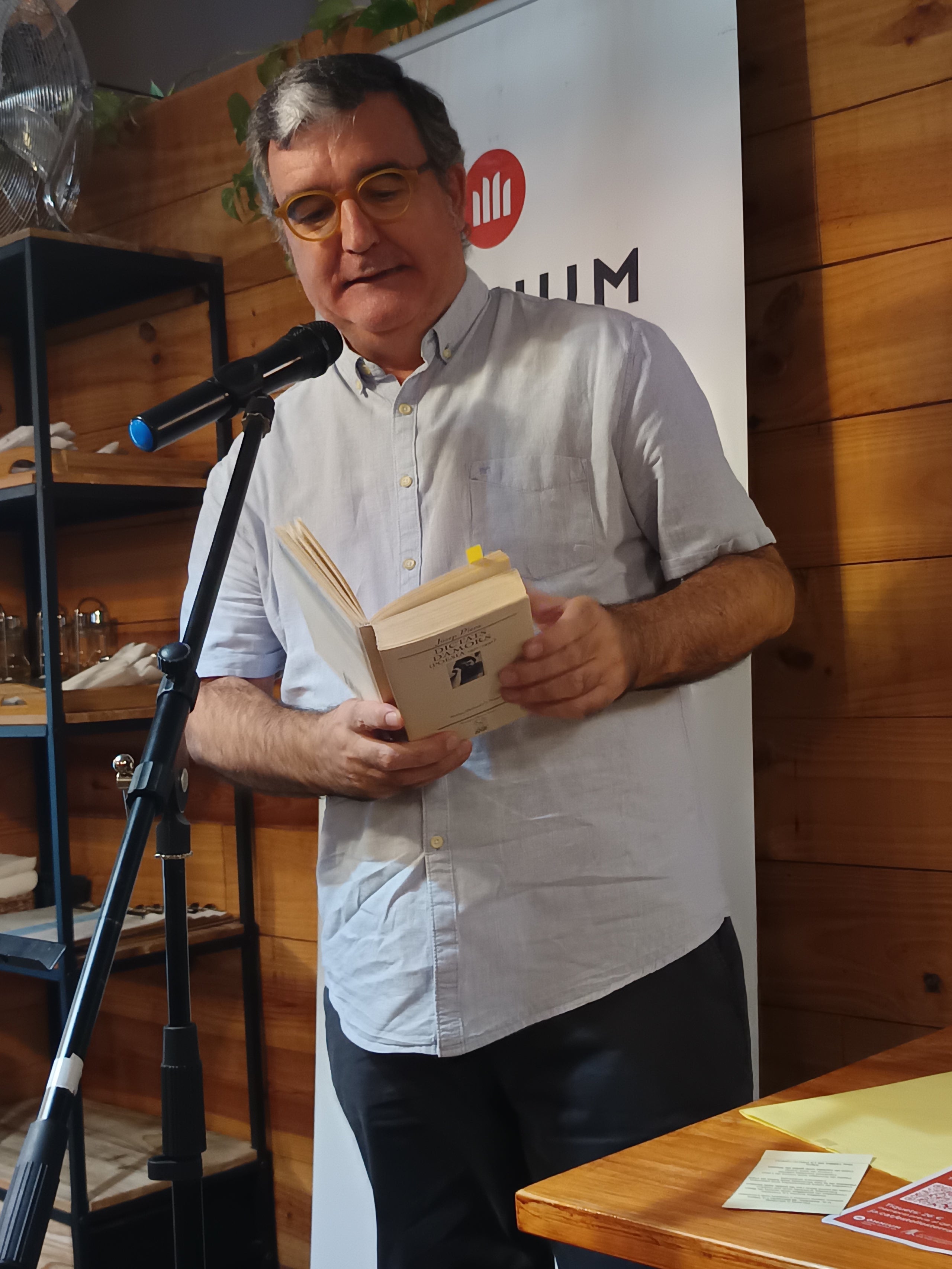 Aquest passat dijous, dia 17 de setembre, Òmnium ha celebrat per quart any consecutiu el sopar en homenatge a Vicent Andrés Estellés. En aquesta ocasió hem triat el restaurant La Traviesa del Passeig del Vapor Gran de Terrassa. El menú presentat combinava uns plats amb ingredients valencians i catalans. La jornada va comptar amb la presència d'una trentena de persones, entre organitzadors, membres de la Junta Òmnium Terrassa, socis d'Òmnium, representants de diferents entitats de la ciutat i poetes terrassencs | Òmnium Terrassa