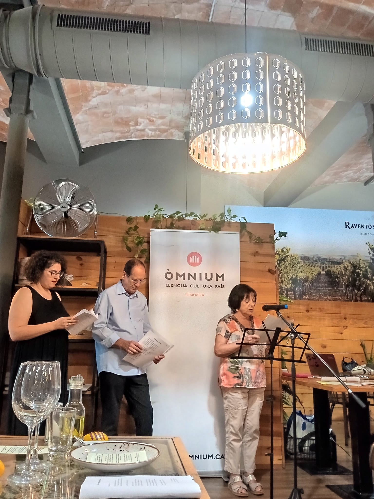 Aquest passat dijous, dia 17 de setembre, Òmnium ha celebrat per quart any consecutiu el sopar en homenatge a Vicent Andrés Estellés. En aquesta ocasió hem triat el restaurant La Traviesa del Passeig del Vapor Gran de Terrassa. El menú presentat combinava uns plats amb ingredients valencians i catalans. La jornada va comptar amb la presència d'una trentena de persones, entre organitzadors, membres de la Junta Òmnium Terrassa, socis d'Òmnium, representants de diferents entitats de la ciutat i poetes terrassencs | Òmnium Terrassa