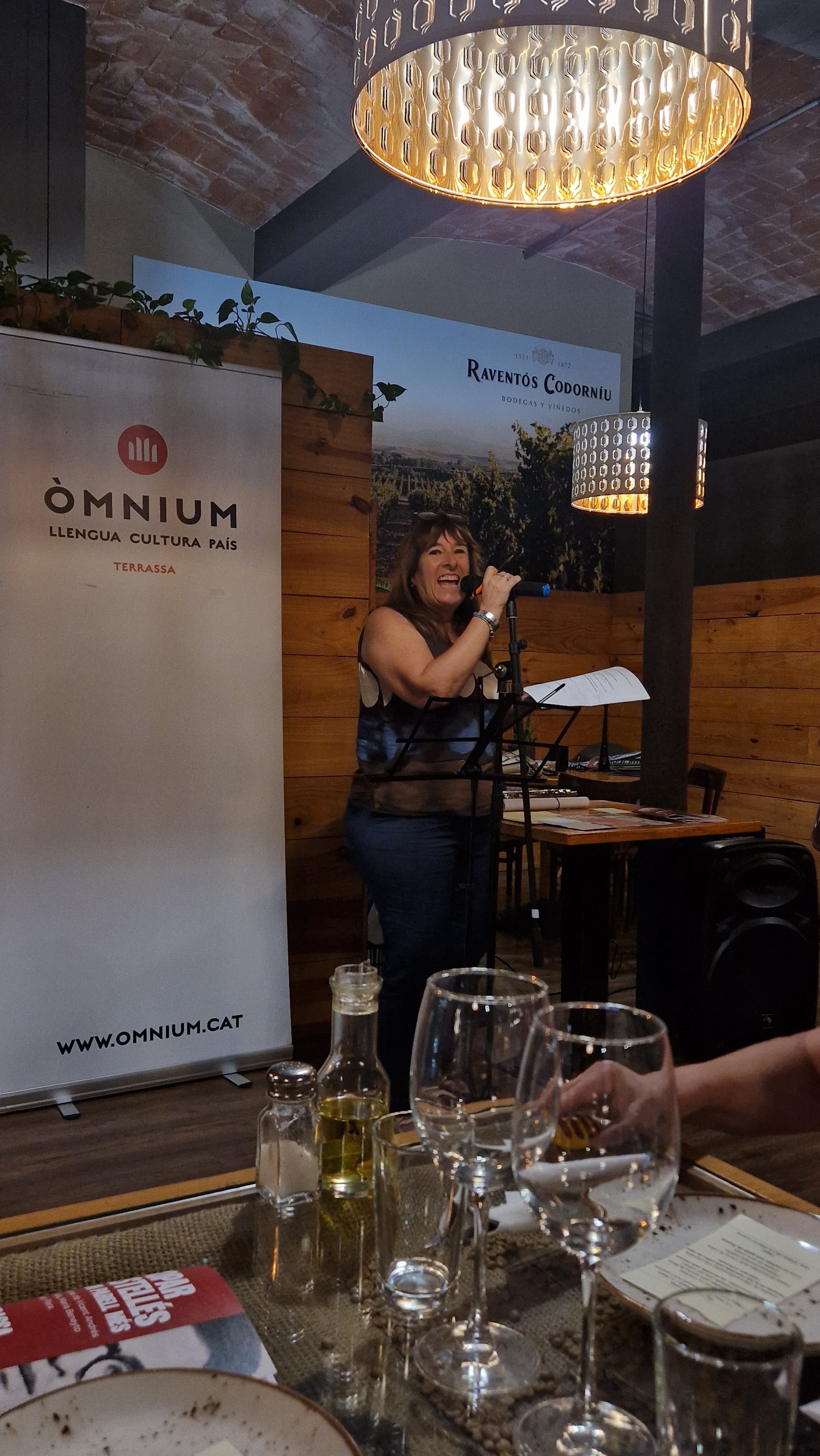 Aquest passat dijous, dia 17 de setembre, Òmnium ha celebrat per quart any consecutiu el sopar en homenatge a Vicent Andrés Estellés. En aquesta ocasió hem triat el restaurant La Traviesa del Passeig del Vapor Gran de Terrassa. El menú presentat combinava uns plats amb ingredients valencians i catalans. La jornada va comptar amb la presència d'una trentena de persones, entre organitzadors, membres de la Junta Òmnium Terrassa, socis d'Òmnium, representants de diferents entitats de la ciutat i poetes terrassencs | Òmnium Terrassa