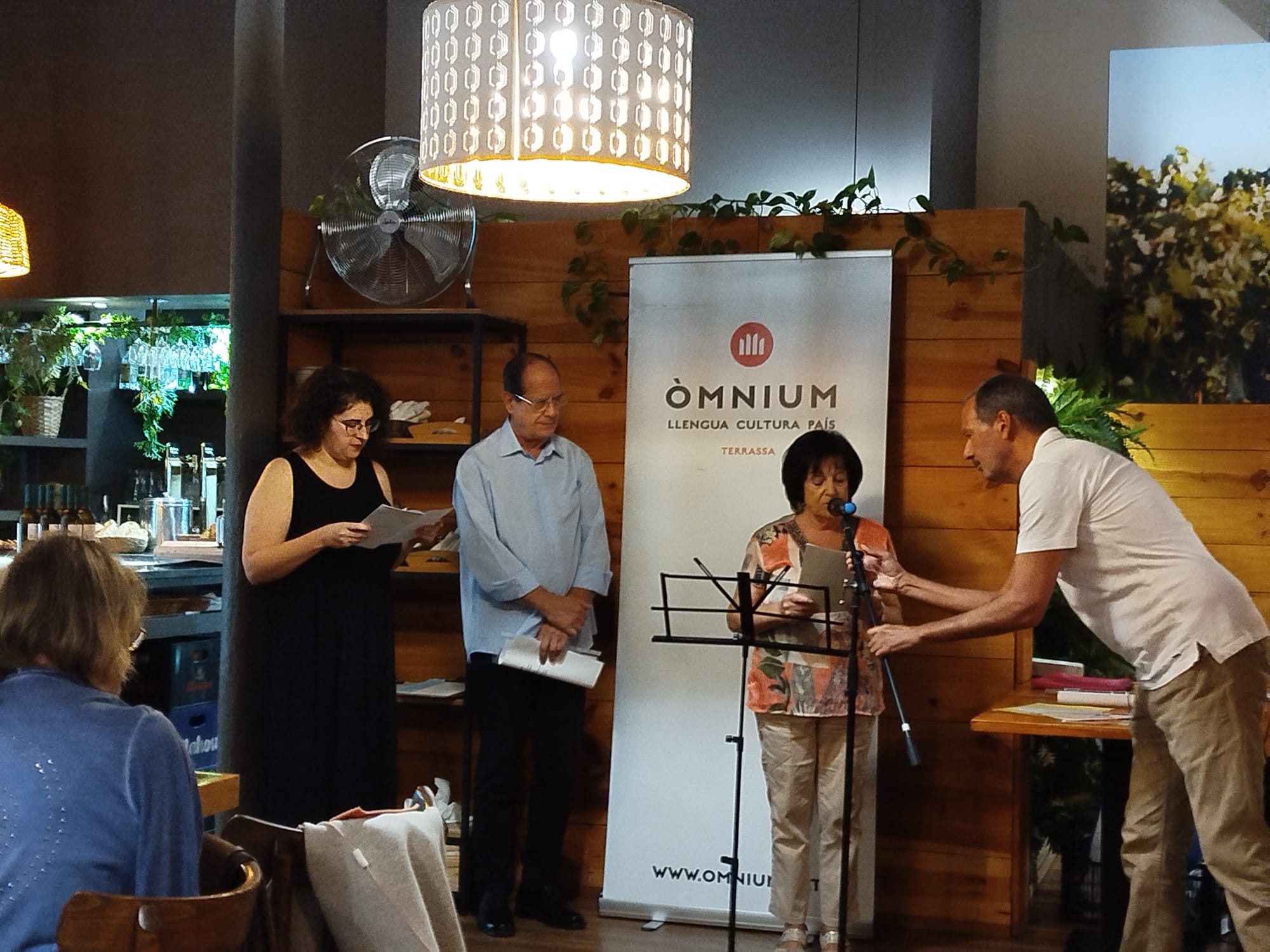 Aquest passat dijous, dia 17 de setembre, Òmnium ha celebrat per quart any consecutiu el sopar en homenatge a Vicent Andrés Estellés. En aquesta ocasió hem triat el restaurant La Traviesa del Passeig del Vapor Gran de Terrassa. El menú presentat combinava uns plats amb ingredients valencians i catalans. La jornada va comptar amb la presència d'una trentena de persones, entre organitzadors, membres de la Junta Òmnium Terrassa, socis d'Òmnium, representants de diferents entitats de la ciutat i poetes terrassencs | Òmnium Terrassa