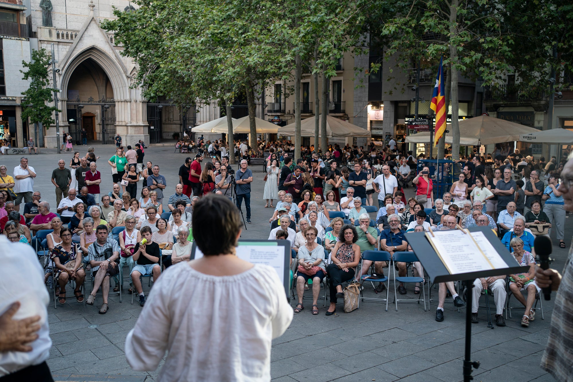 La plaça Vella de Terrassa ha acollit aquest dijous, l'acte de commemoració dels Fets del 3, 4 i 5 de setembre de 1713. Convocat per ANC, Consell per la República, Òmnium i Cants de Llibertat, ha comptat amb la participació de convidats vinguts des de Menorcs i grups de cultura popular de Terrassa. L'efemèride commemora els fets que van tenir aquells dies, amb l’incendi i saqueig de la vila de Terrassa en el marc de la Guerra de Successió, quan les tropes borbòniques de Felip V, comandades pel general Feliciano Bracamonte, van passar per les armes la vila de Terrassa.