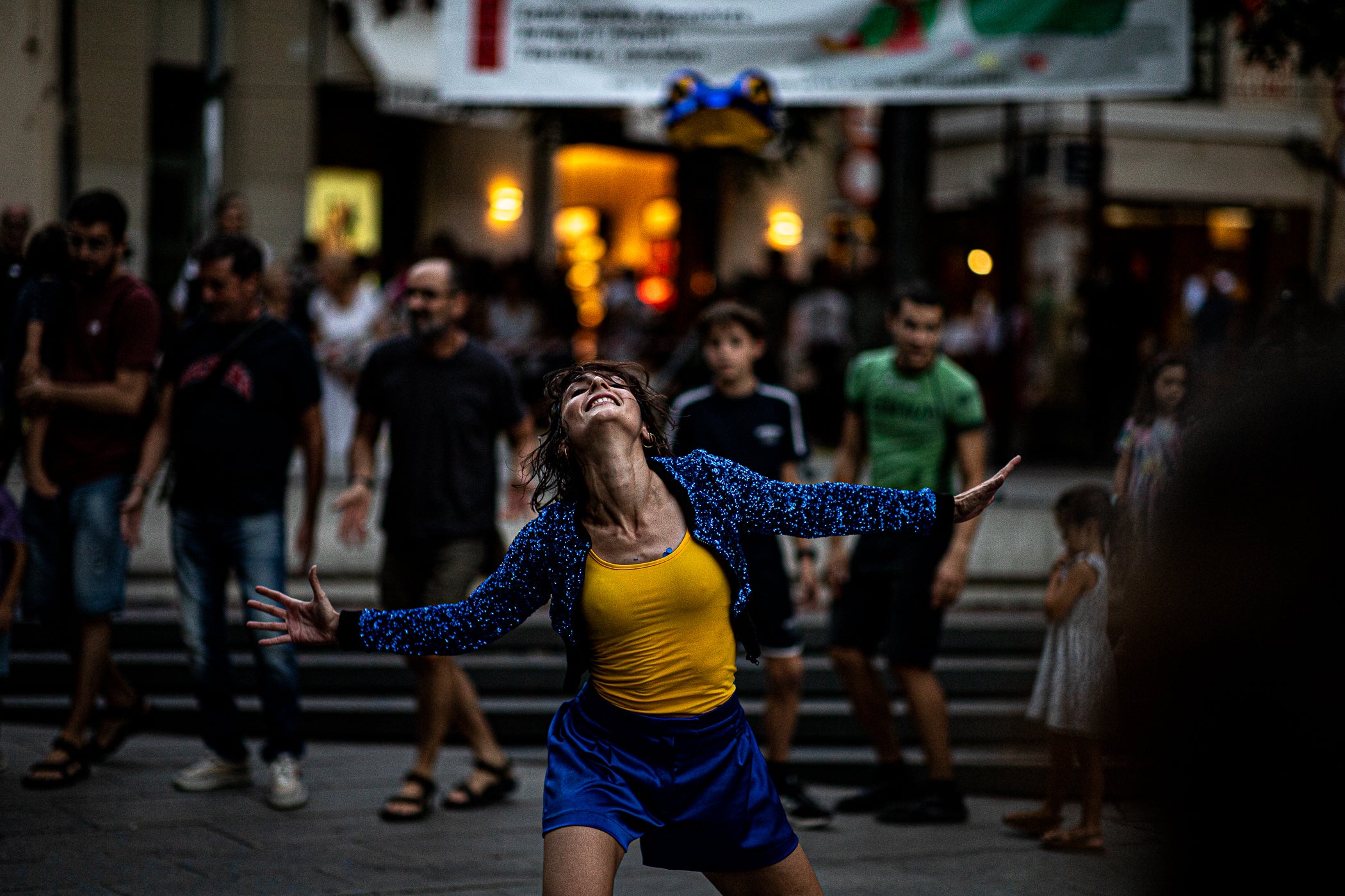 El Festival TNT de nous formats escènics de Terrassa celebrarà la seva 19a edició del 24 al 26 de setembre. El festival reunirà 18 propostes d'artistes emergents i consolidats, entre les quals cinc estrenes sorgides del seu programa de residències, sis espectacles gratuïts a l'espai públic i diverses propostes internacionals. Aquest divendres, hem pogut gaudir de tres dels sis espectacles a l'aire lliure ⁠‘Taranto aleatorio’, La Chani, a la Casa Alegre de Sagrera; ⁠⁠’Granotes al cel, aigua a la terra’, Banda Esfèrica, a la plaça Vella; i ⁠la videoinstal·lació ‘⁠La luz del lobo no pesa’, Aurora Bauzà & Pere Jou + Jou Serra al parc de Vallparadís