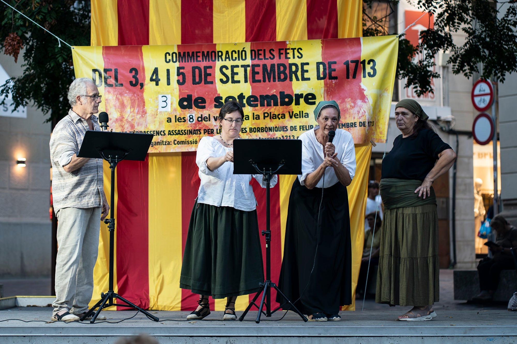 La plaça Vella de Terrassa ha acollit aquest dijous, l'acte de commemoració dels Fets del 3, 4 i 5 de setembre de 1713. Convocat per ANC, Consell per la República, Òmnium i Cants de Llibertat, ha comptat amb la participació de convidats vinguts des de Menorcs i grups de cultura popular de Terrassa. L'efemèride commemora els fets que van tenir aquells dies, amb l’incendi i saqueig de la vila de Terrassa en el marc de la Guerra de Successió, quan les tropes borbòniques de Felip V, comandades pel general Feliciano Bracamonte, van passar per les armes la vila de Terrassa.
