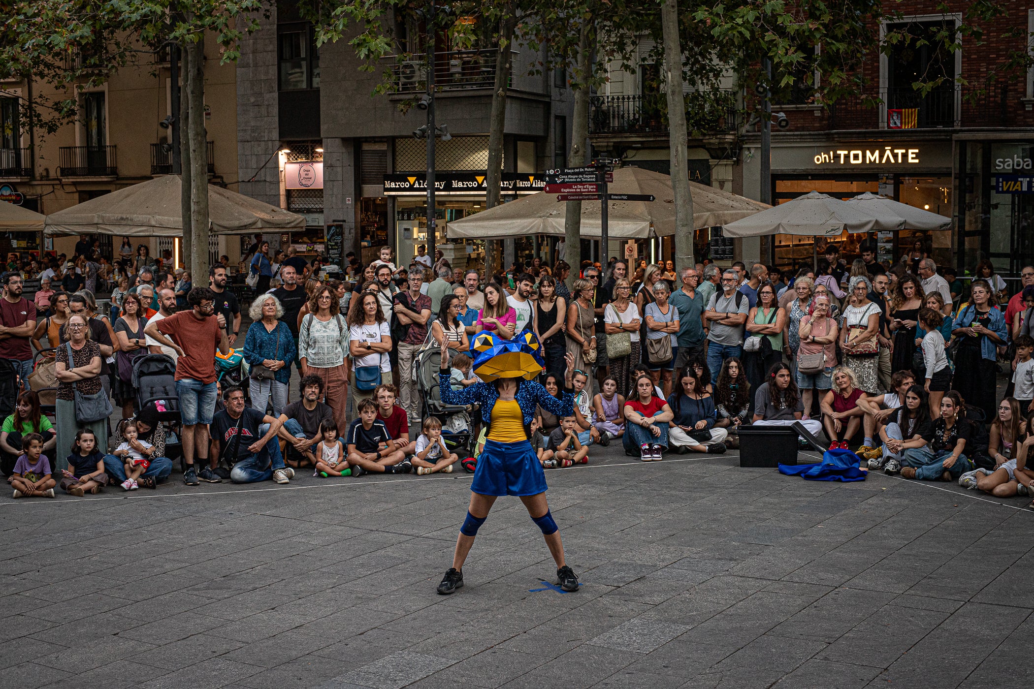 El Festival TNT de nous formats escènics de Terrassa celebrarà la seva 19a edició del 24 al 26 de setembre. El festival reunirà 18 propostes d'artistes emergents i consolidats, entre les quals cinc estrenes sorgides del seu programa de residències, sis espectacles gratuïts a l'espai públic i diverses propostes internacionals. Aquest divendres, hem pogut gaudir de tres dels sis espectacles a l'aire lliure ⁠‘Taranto aleatorio’, La Chani, a la Casa Alegre de Sagrera; ⁠⁠’Granotes al cel, aigua a la terra’, Banda Esfèrica, a la plaça Vella; i ⁠la videoinstal·lació ‘⁠La luz del lobo no pesa’, Aurora Bauzà & Pere Jou + Jou Serra al parc de Vallparadís