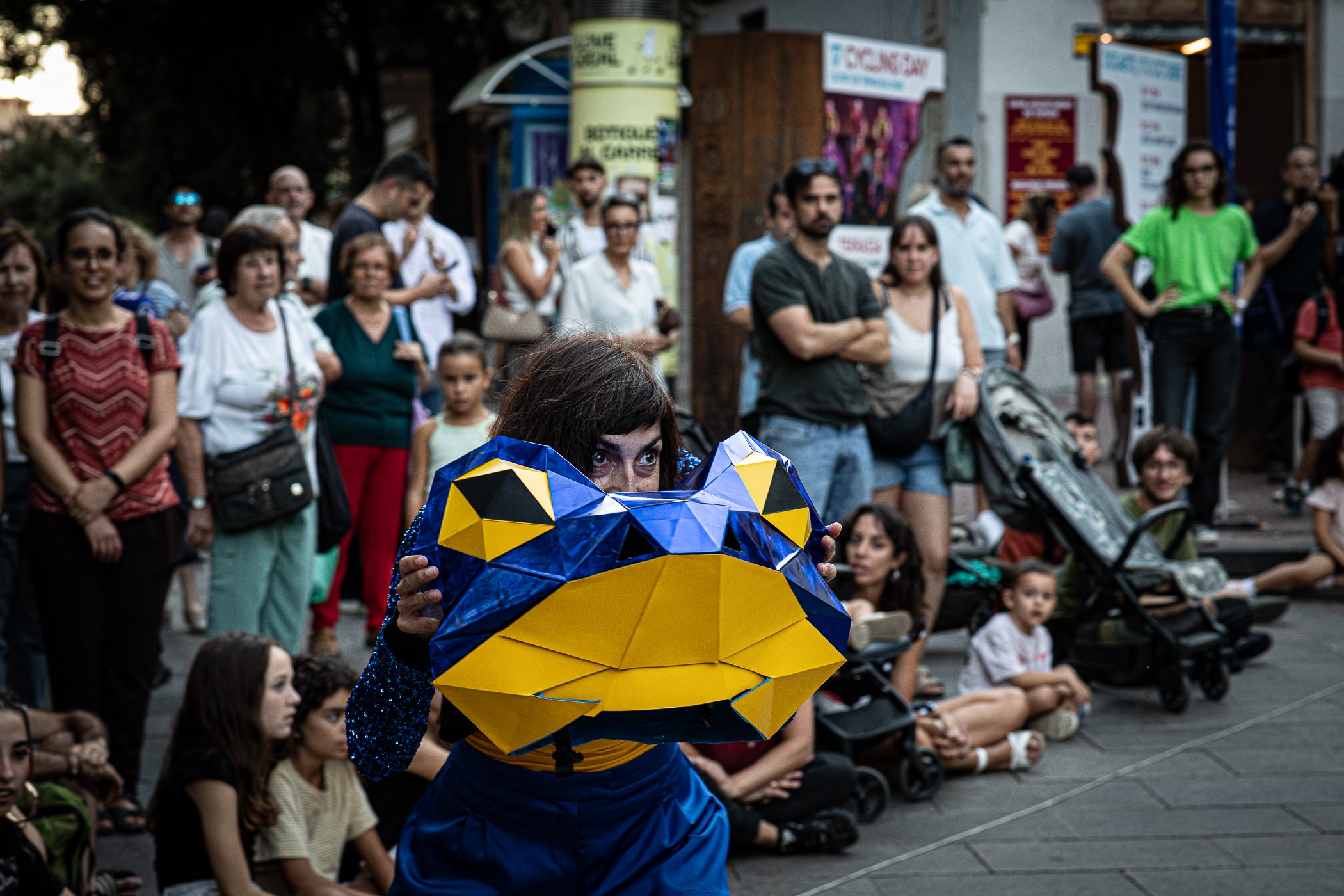 El Festival TNT de nous formats escènics de Terrassa celebrarà la seva 19a edició del 24 al 26 de setembre. El festival reunirà 18 propostes d'artistes emergents i consolidats, entre les quals cinc estrenes sorgides del seu programa de residències, sis espectacles gratuïts a l'espai públic i diverses propostes internacionals. Aquest divendres, hem pogut gaudir de tres dels sis espectacles a l'aire lliure ⁠‘Taranto aleatorio’, La Chani, a la Casa Alegre de Sagrera; ⁠⁠’Granotes al cel, aigua a la terra’, Banda Esfèrica, a la plaça Vella; i ⁠la videoinstal·lació ‘⁠La luz del lobo no pesa’, Aurora Bauzà & Pere Jou + Jou Serra al parc de Vallparadís
