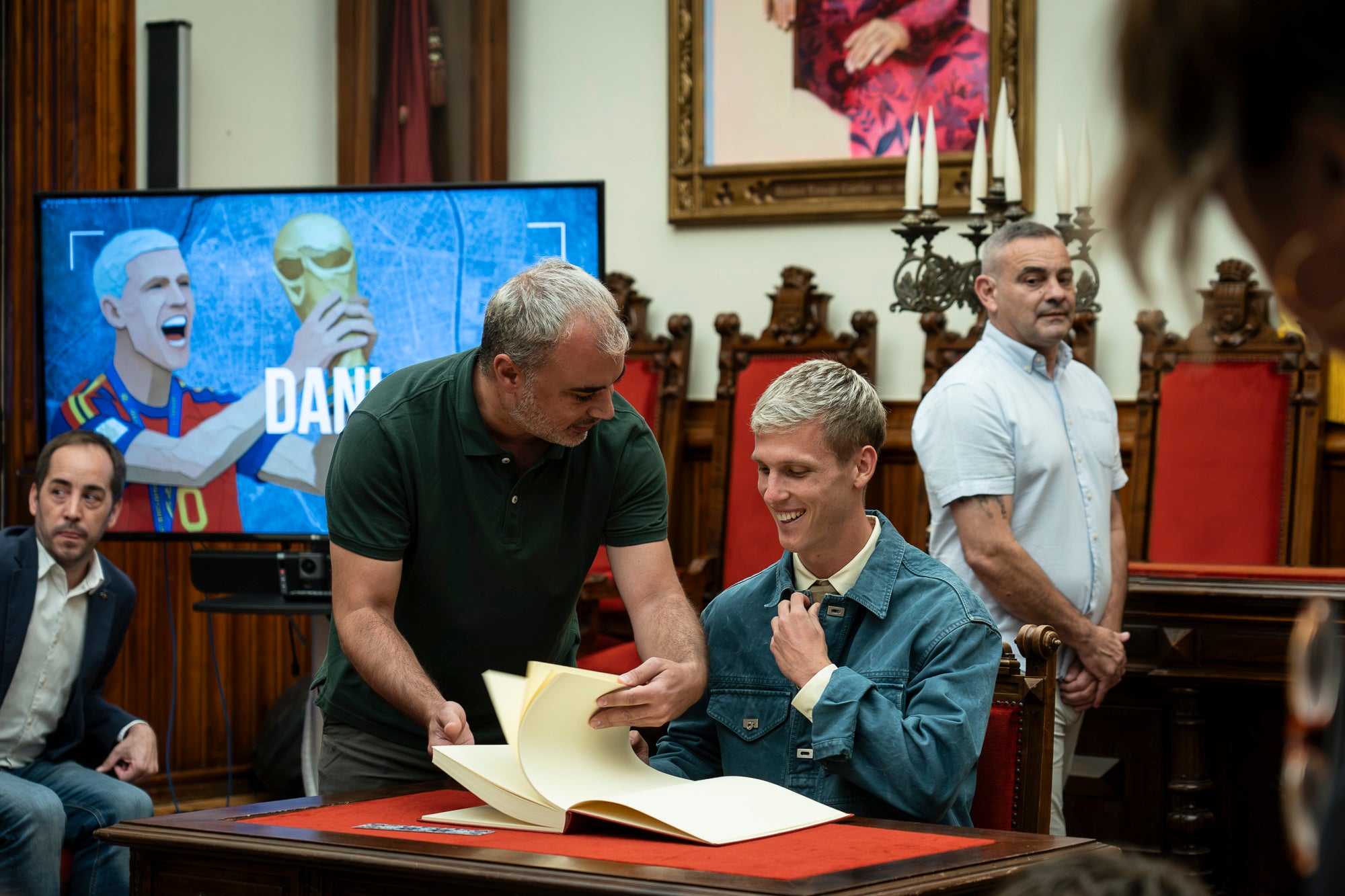 L’Ajuntament de Terrassa ha rebut aquest dimecres dia 2 de setembre el futbolista terrassenc Dani Olmo, després que aquest s’hagi proclamat campió del Món amb la selecció espanyola de la Copa Mundial de Futbol 2026, celebrada aquest estiu als Estats Units, Canadà i Mèxic. El jugador ha estat rebut per representants d'autoritats locals i l'alcalde, i ha signat en el Llibre de la ciutat. Després d'una reunió al despatx d'alcaldia, ha sortit al balcó de l'Ajuntament a saludar les desenes de persones que s'hi han aplegat. Olmo ha exhibit la medalla i el trofeu, i ha agraït la càlida rebuda dels terrassencs.