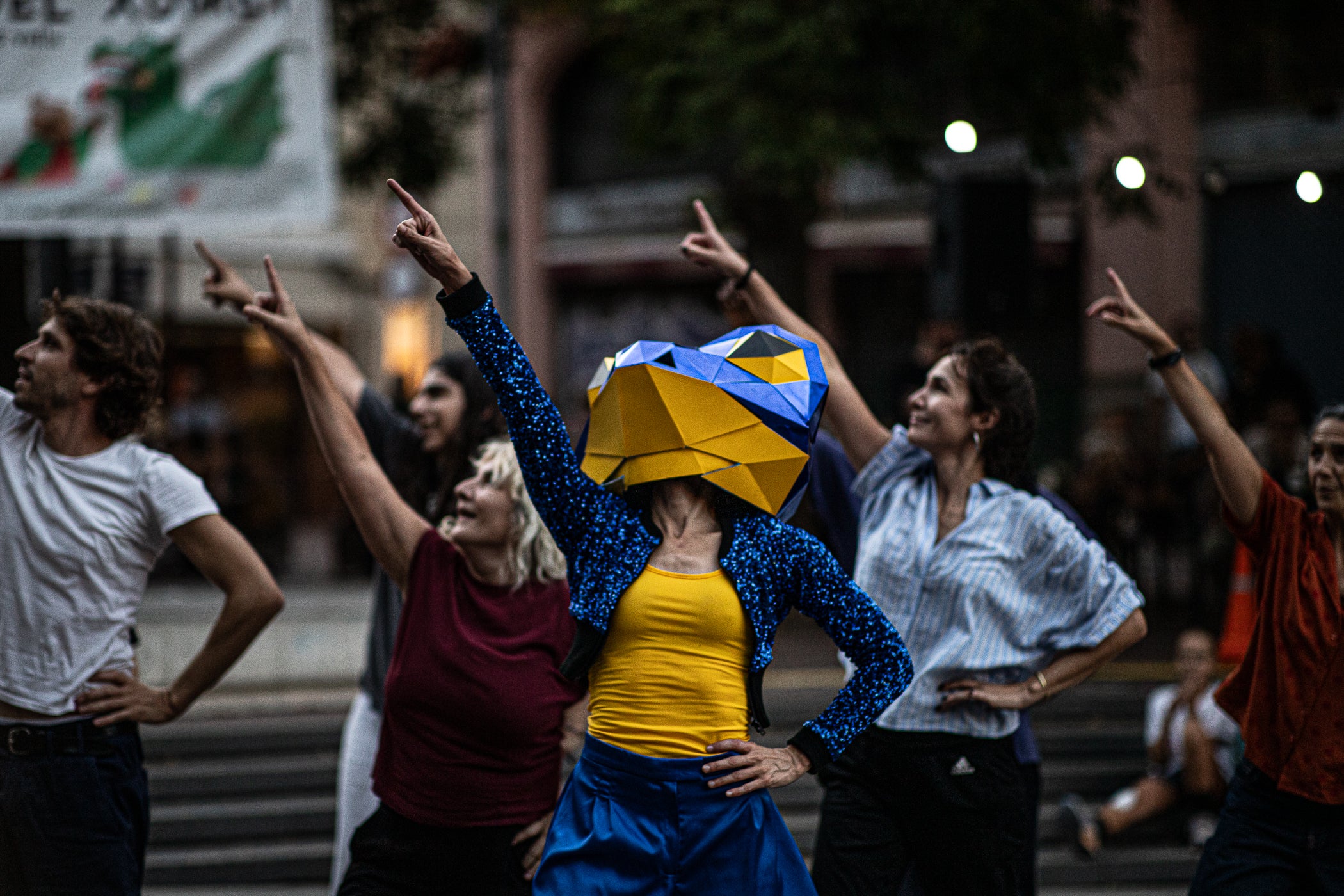 El Festival TNT de nous formats escènics de Terrassa celebrarà la seva 19a edició del 24 al 26 de setembre. El festival reunirà 18 propostes d'artistes emergents i consolidats, entre les quals cinc estrenes sorgides del seu programa de residències, sis espectacles gratuïts a l'espai públic i diverses propostes internacionals. Aquest divendres, hem pogut gaudir de tres dels sis espectacles a l'aire lliure ⁠‘Taranto aleatorio’, La Chani, a la Casa Alegre de Sagrera; ⁠⁠’Granotes al cel, aigua a la terra’, Banda Esfèrica, a la plaça Vella; i ⁠la videoinstal·lació ‘⁠La luz del lobo no pesa’, Aurora Bauzà & Pere Jou + Jou Serra al parc de Vallparadís