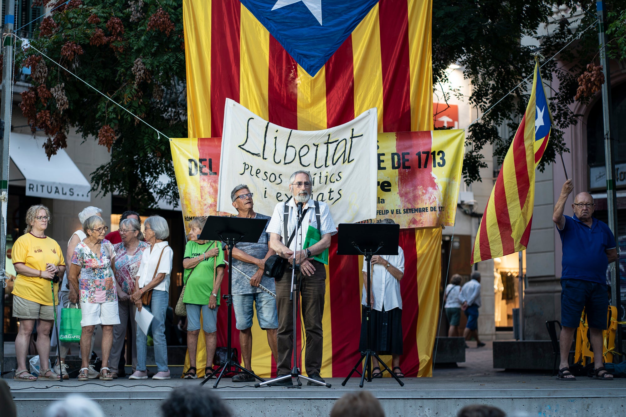 La plaça Vella de Terrassa ha acollit aquest dijous, l'acte de commemoració dels Fets del 3, 4 i 5 de setembre de 1713. Convocat per ANC, Consell per la República, Òmnium i Cants de Llibertat, ha comptat amb la participació de convidats vinguts des de Menorcs i grups de cultura popular de Terrassa. L'efemèride commemora els fets que van tenir aquells dies, amb l’incendi i saqueig de la vila de Terrassa en el marc de la Guerra de Successió, quan les tropes borbòniques de Felip V, comandades pel general Feliciano Bracamonte, van passar per les armes la vila de Terrassa.