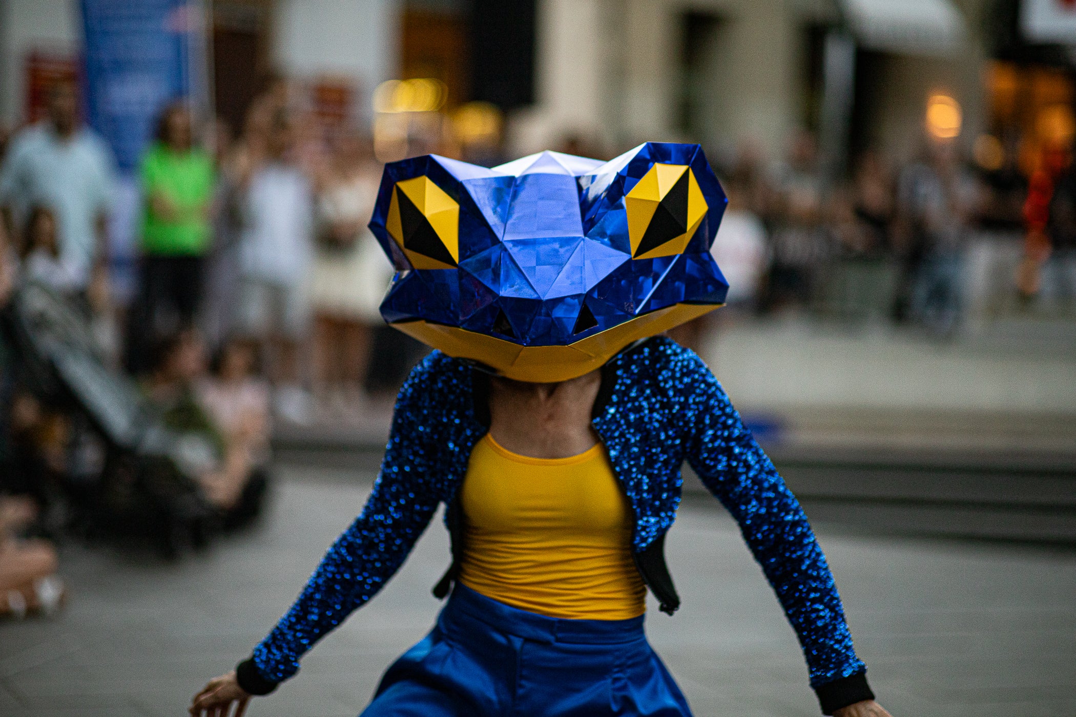 El Festival TNT de nous formats escènics de Terrassa celebrarà la seva 19a edició del 24 al 26 de setembre. El festival reunirà 18 propostes d'artistes emergents i consolidats, entre les quals cinc estrenes sorgides del seu programa de residències, sis espectacles gratuïts a l'espai públic i diverses propostes internacionals. Aquest divendres, hem pogut gaudir de tres dels sis espectacles a l'aire lliure ⁠‘Taranto aleatorio’, La Chani, a la Casa Alegre de Sagrera; ⁠⁠’Granotes al cel, aigua a la terra’, Banda Esfèrica, a la plaça Vella; i ⁠la videoinstal·lació ‘⁠La luz del lobo no pesa’, Aurora Bauzà & Pere Jou + Jou Serra al parc de Vallparadís