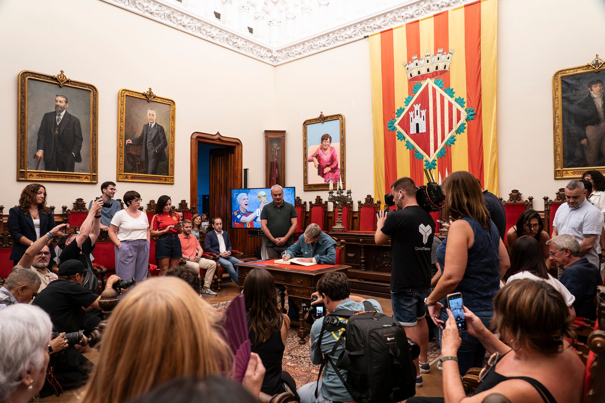 L’Ajuntament de Terrassa ha rebut aquest dimecres dia 2 de setembre el futbolista terrassenc Dani Olmo, després que aquest s’hagi proclamat campió del Món amb la selecció espanyola de la Copa Mundial de Futbol 2026, celebrada aquest estiu als Estats Units, Canadà i Mèxic. El jugador ha estat rebut per representants d'autoritats locals i l'alcalde, i ha signat en el Llibre de la ciutat. Després d'una reunió al despatx d'alcaldia, ha sortit al balcó de l'Ajuntament a saludar les desenes de persones que s'hi han aplegat. Olmo ha exhibit la medalla i el trofeu, i ha agraït la càlida rebuda dels terrassencs.