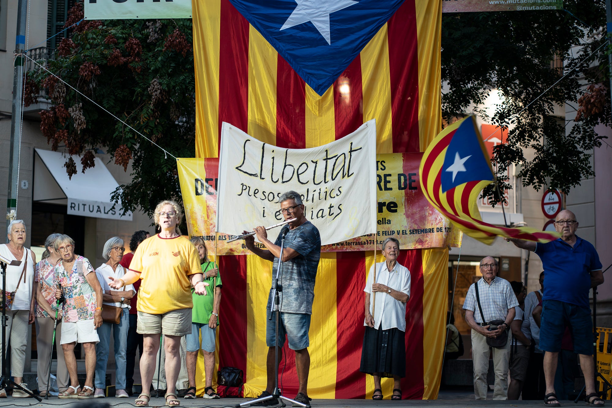 La plaça Vella de Terrassa ha acollit aquest dijous, l'acte de commemoració dels Fets del 3, 4 i 5 de setembre de 1713. Convocat per ANC, Consell per la República, Òmnium i Cants de Llibertat, ha comptat amb la participació de convidats vinguts des de Menorcs i grups de cultura popular de Terrassa. L'efemèride commemora els fets que van tenir aquells dies, amb l’incendi i saqueig de la vila de Terrassa en el marc de la Guerra de Successió, quan les tropes borbòniques de Felip V, comandades pel general Feliciano Bracamonte, van passar per les armes la vila de Terrassa.