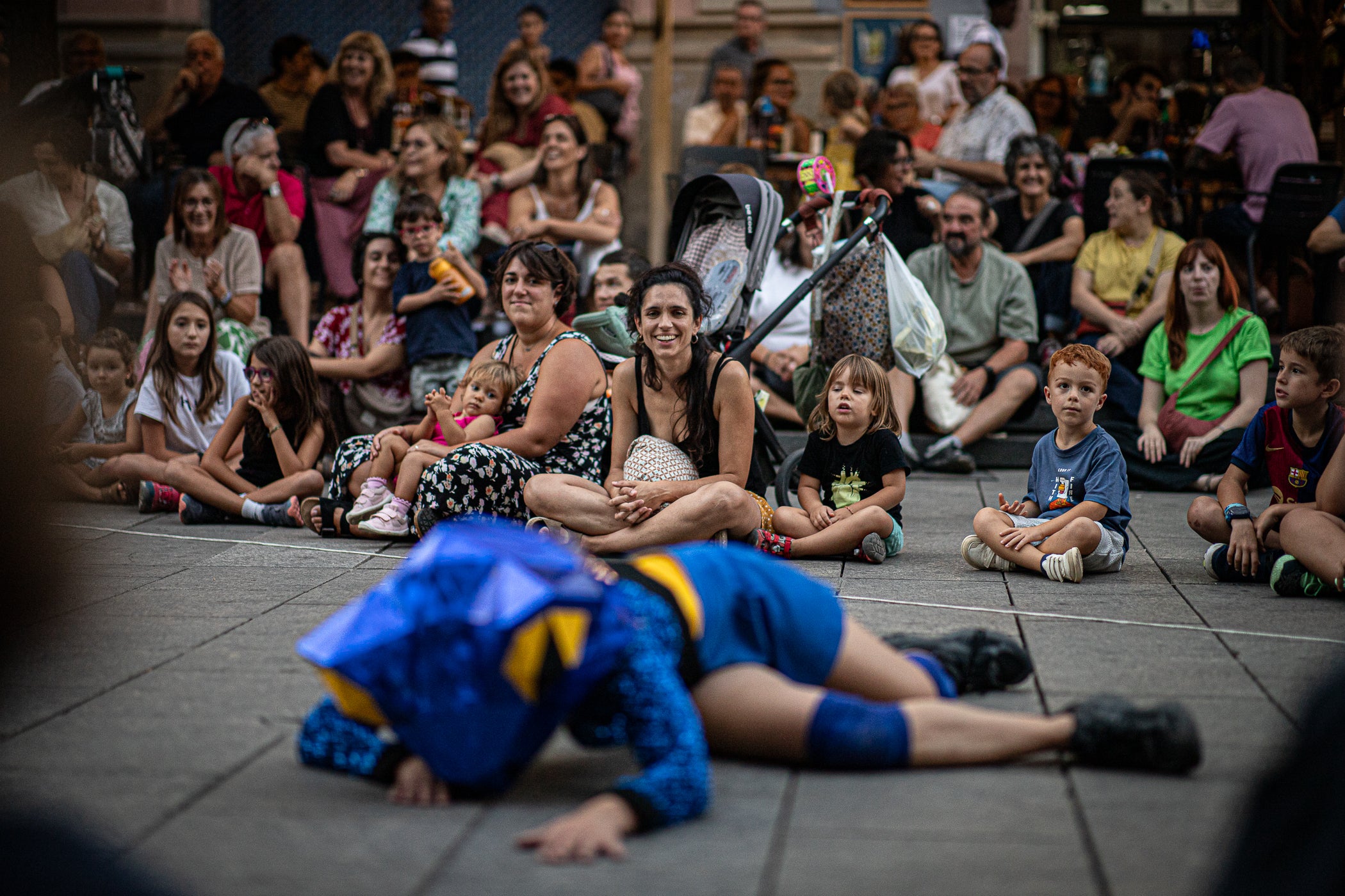 El Festival TNT de nous formats escènics de Terrassa celebrarà la seva 19a edició del 24 al 26 de setembre. El festival reunirà 18 propostes d'artistes emergents i consolidats, entre les quals cinc estrenes sorgides del seu programa de residències, sis espectacles gratuïts a l'espai públic i diverses propostes internacionals. Aquest divendres, hem pogut gaudir de tres dels sis espectacles a l'aire lliure ⁠‘Taranto aleatorio’, La Chani, a la Casa Alegre de Sagrera; ⁠⁠’Granotes al cel, aigua a la terra’, Banda Esfèrica, a la plaça Vella; i ⁠la videoinstal·lació ‘⁠La luz del lobo no pesa’, Aurora Bauzà & Pere Jou + Jou Serra al parc de Vallparadís