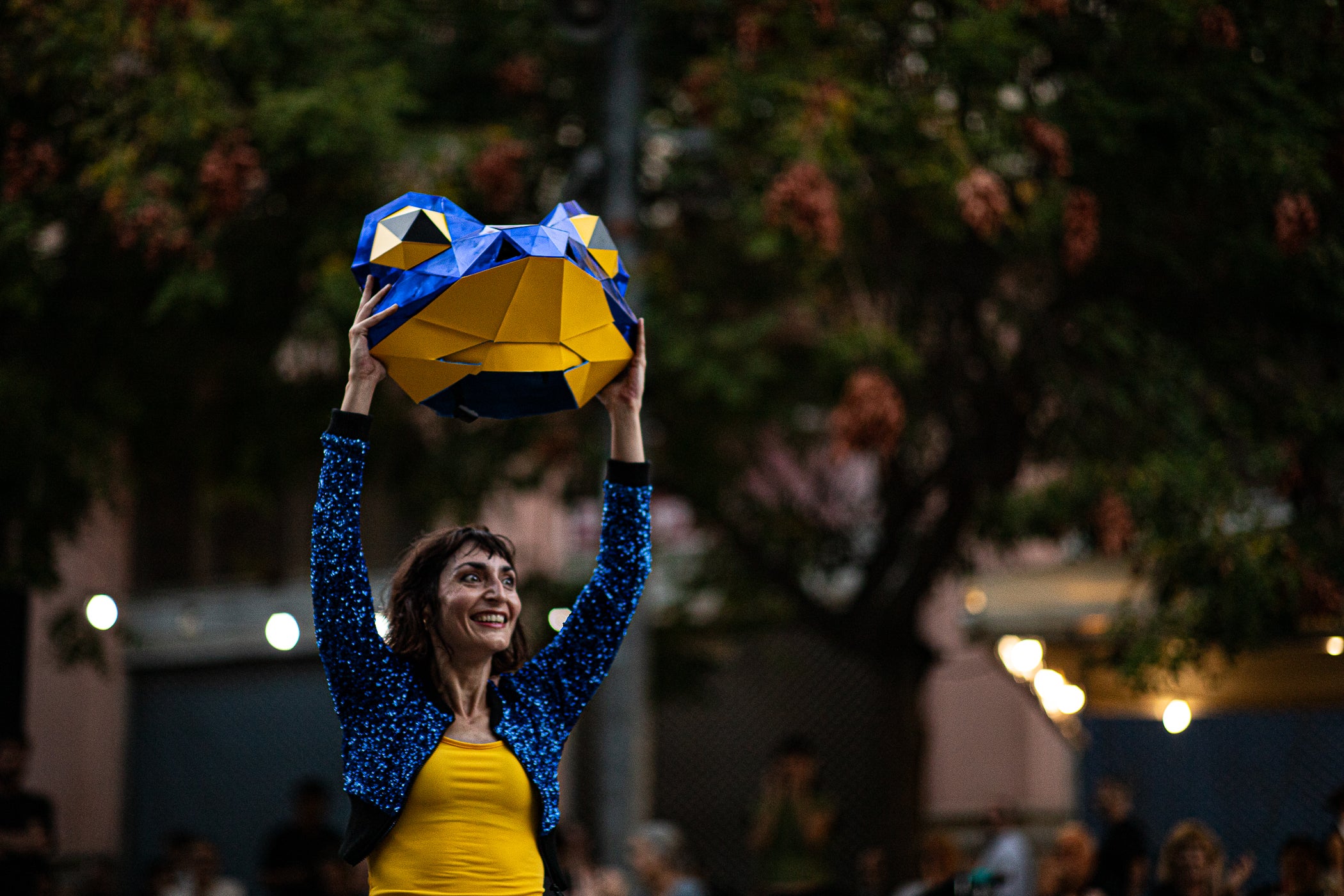 El Festival TNT de nous formats escènics de Terrassa celebrarà la seva 19a edició del 24 al 26 de setembre. El festival reunirà 18 propostes d'artistes emergents i consolidats, entre les quals cinc estrenes sorgides del seu programa de residències, sis espectacles gratuïts a l'espai públic i diverses propostes internacionals. Aquest divendres, hem pogut gaudir de tres dels sis espectacles a l'aire lliure ⁠‘Taranto aleatorio’, La Chani, a la Casa Alegre de Sagrera; ⁠⁠’Granotes al cel, aigua a la terra’, Banda Esfèrica, a la plaça Vella; i ⁠la videoinstal·lació ‘⁠La luz del lobo no pesa’, Aurora Bauzà & Pere Jou + Jou Serra al parc de Vallparadís