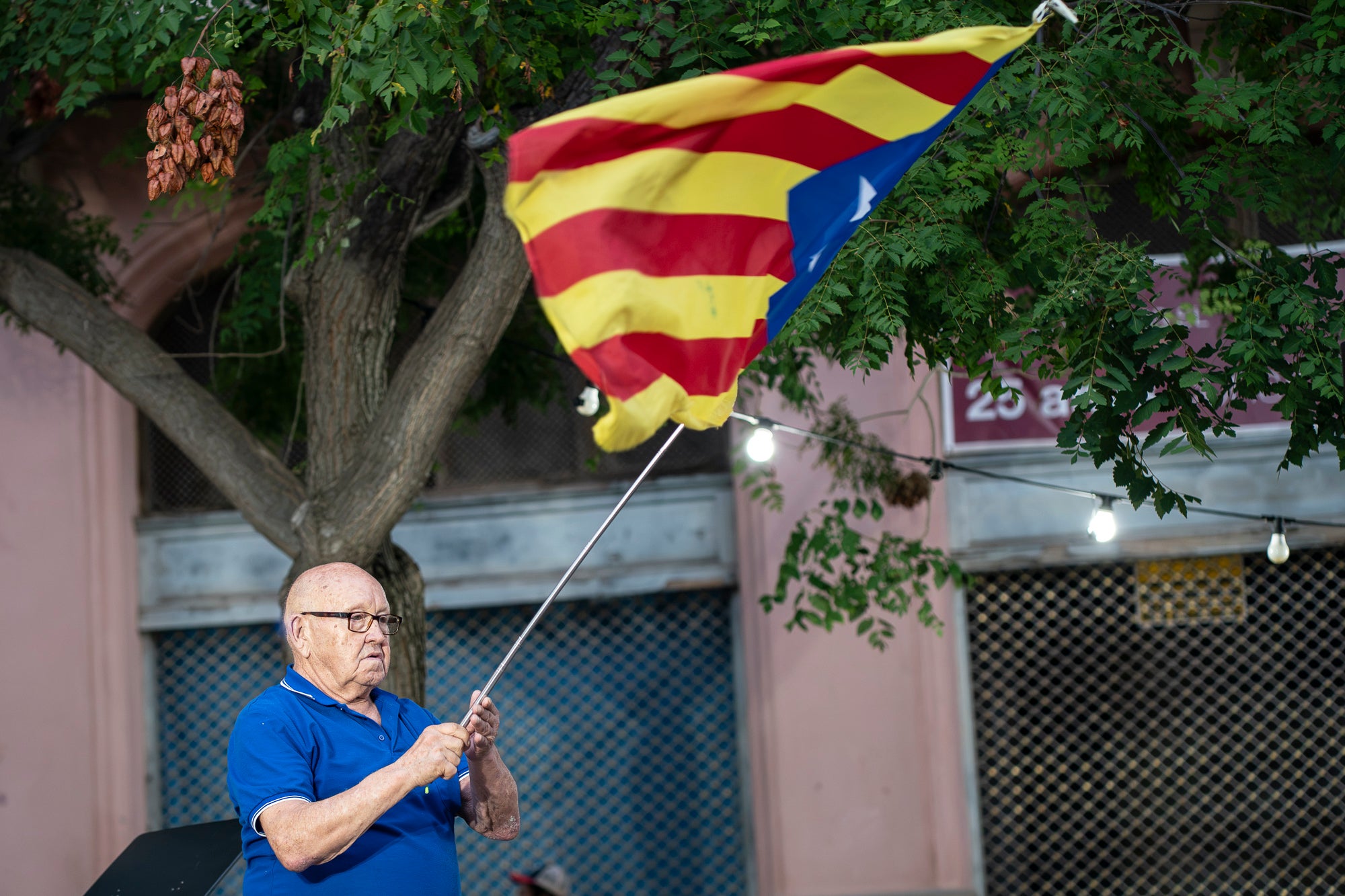La plaça Vella de Terrassa ha acollit aquest dijous, l'acte de commemoració dels Fets del 3, 4 i 5 de setembre de 1713. Convocat per ANC, Consell per la República, Òmnium i Cants de Llibertat, ha comptat amb la participació de convidats vinguts des de Menorcs i grups de cultura popular de Terrassa. L'efemèride commemora els fets que van tenir aquells dies, amb l’incendi i saqueig de la vila de Terrassa en el marc de la Guerra de Successió, quan les tropes borbòniques de Felip V, comandades pel general Feliciano Bracamonte, van passar per les armes la vila de Terrassa.