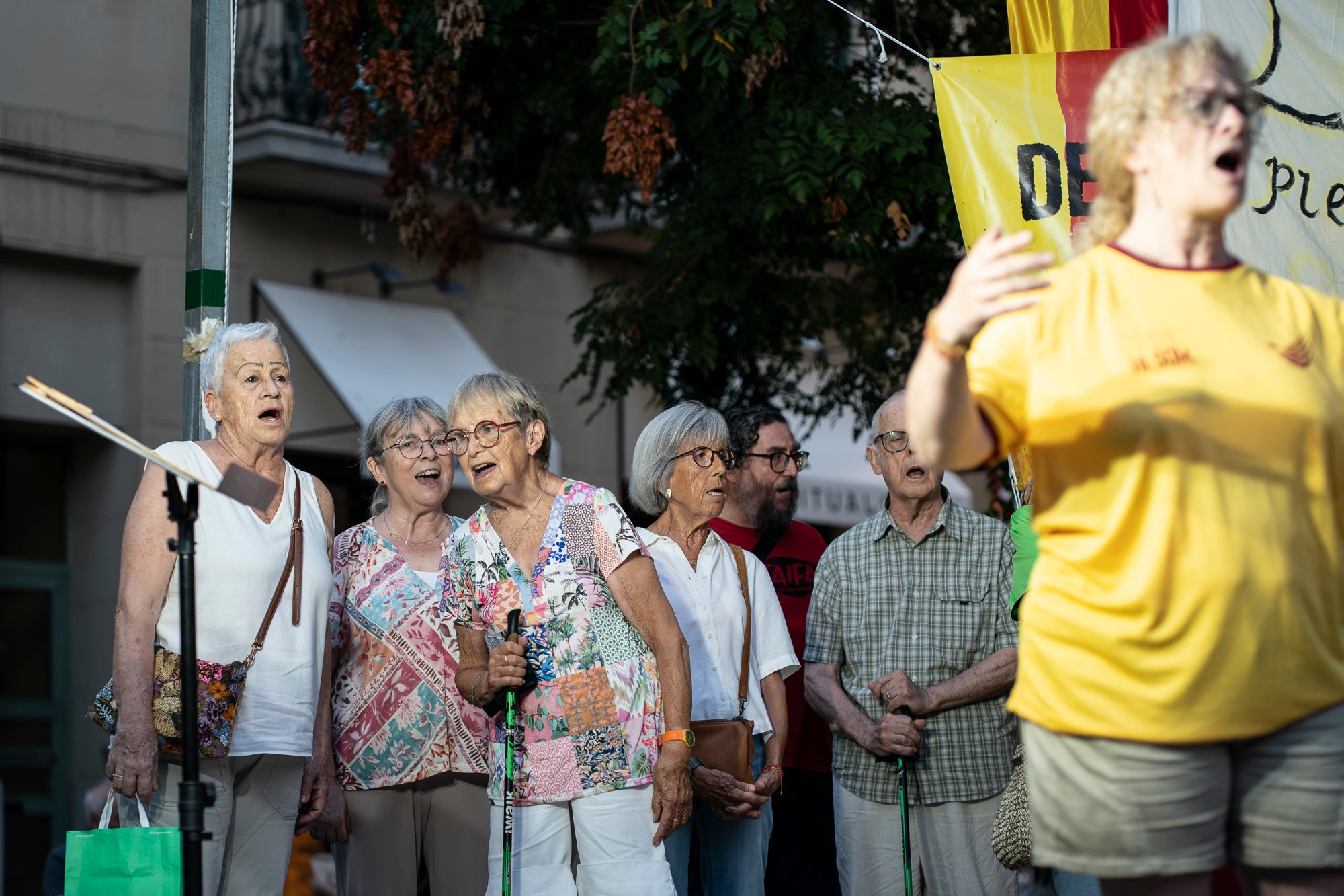 La plaça Vella de Terrassa ha acollit aquest dijous, l'acte de commemoració dels Fets del 3, 4 i 5 de setembre de 1713. Convocat per ANC, Consell per la República, Òmnium i Cants de Llibertat, ha comptat amb la participació de convidats vinguts des de Menorcs i grups de cultura popular de Terrassa. L'efemèride commemora els fets que van tenir aquells dies, amb l’incendi i saqueig de la vila de Terrassa en el marc de la Guerra de Successió, quan les tropes borbòniques de Felip V, comandades pel general Feliciano Bracamonte, van passar per les armes la vila de Terrassa.